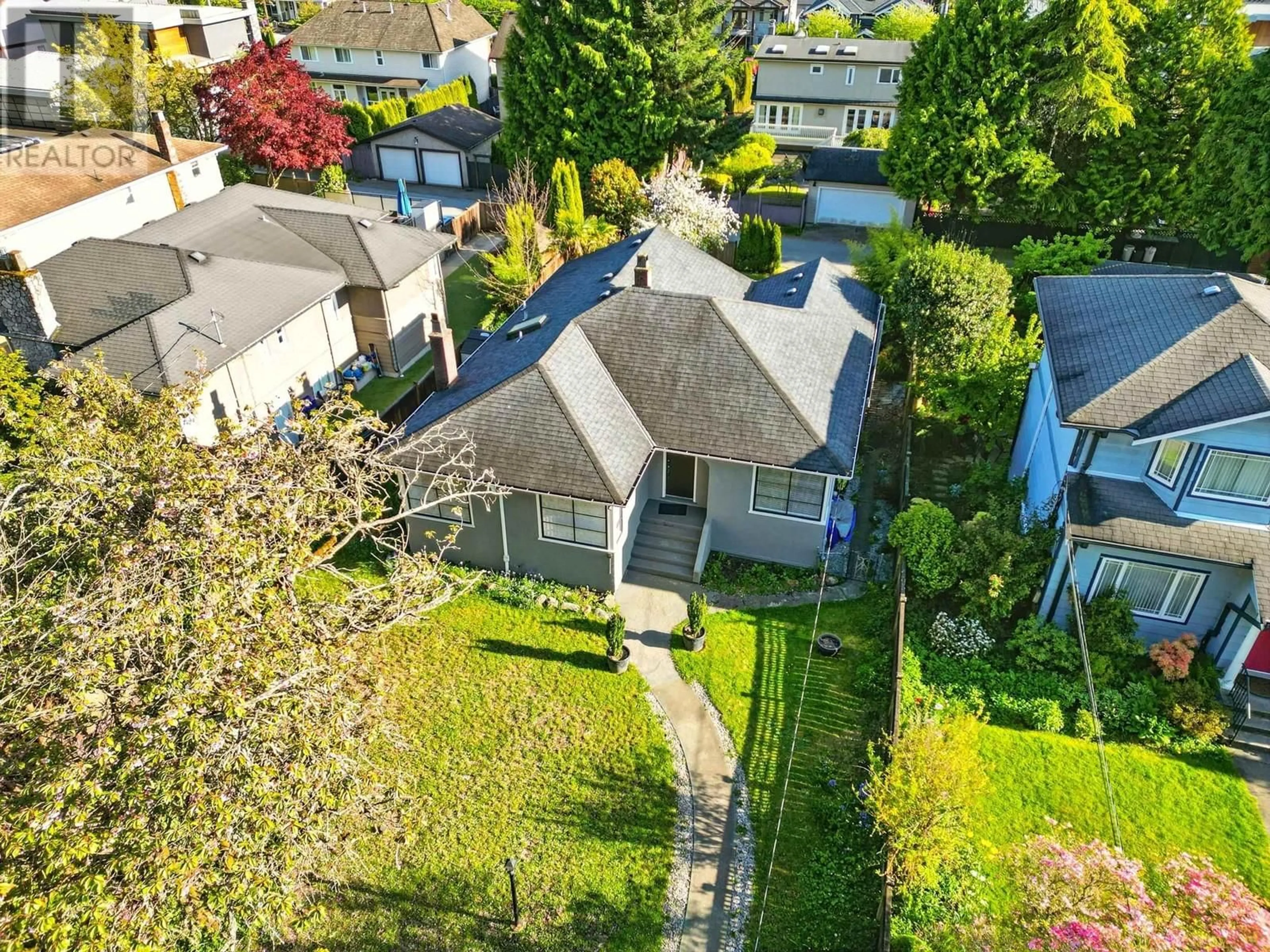A pic from outside/outdoor area/front of a property/back of a property/a pic from drone, street for 1258 JEFFERSON AVENUE, West Vancouver British Columbia V7T2B1
