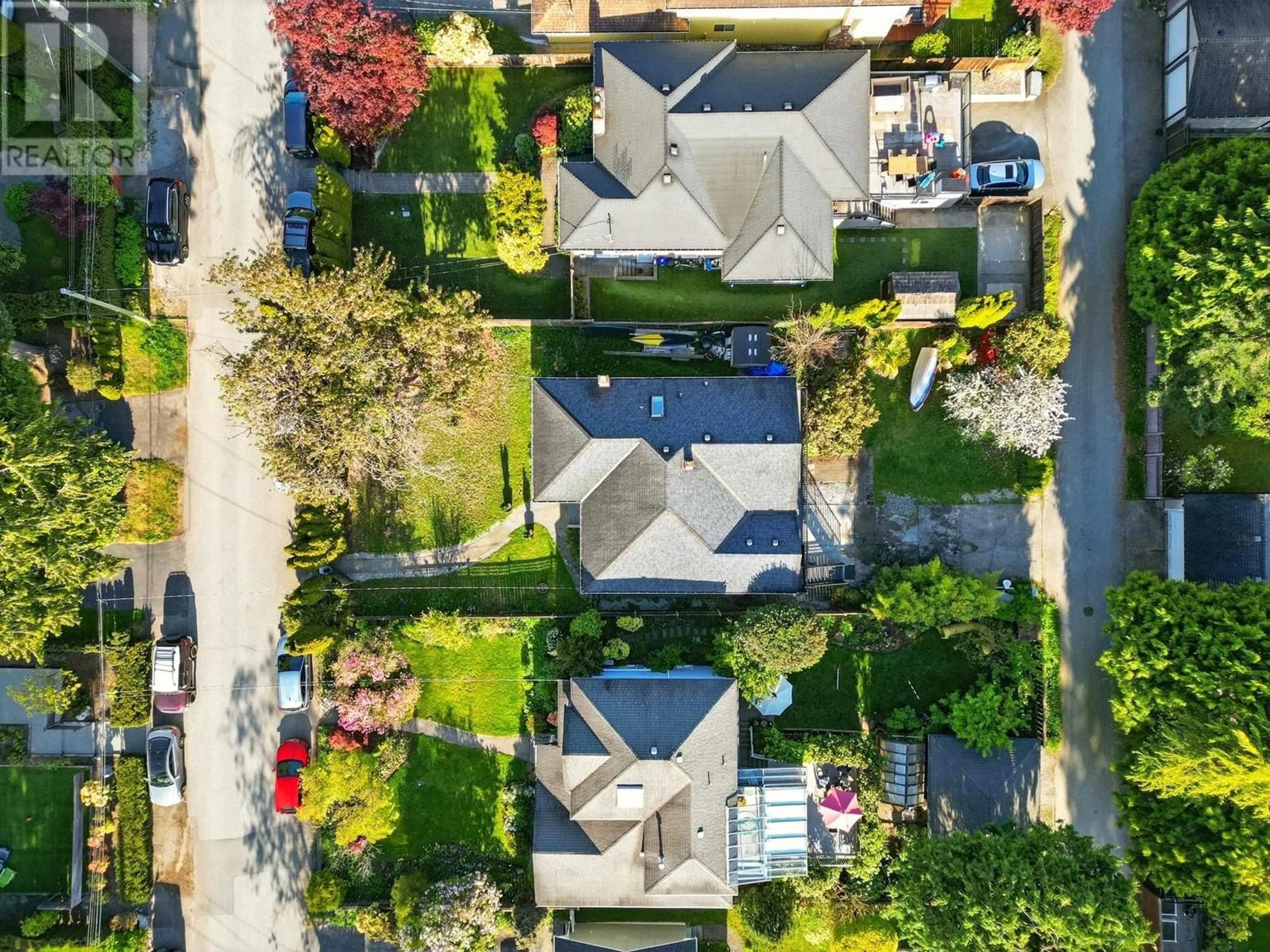 A pic from outside/outdoor area/front of a property/back of a property/a pic from drone, street for 1258 JEFFERSON AVENUE, West Vancouver British Columbia V7T2B1