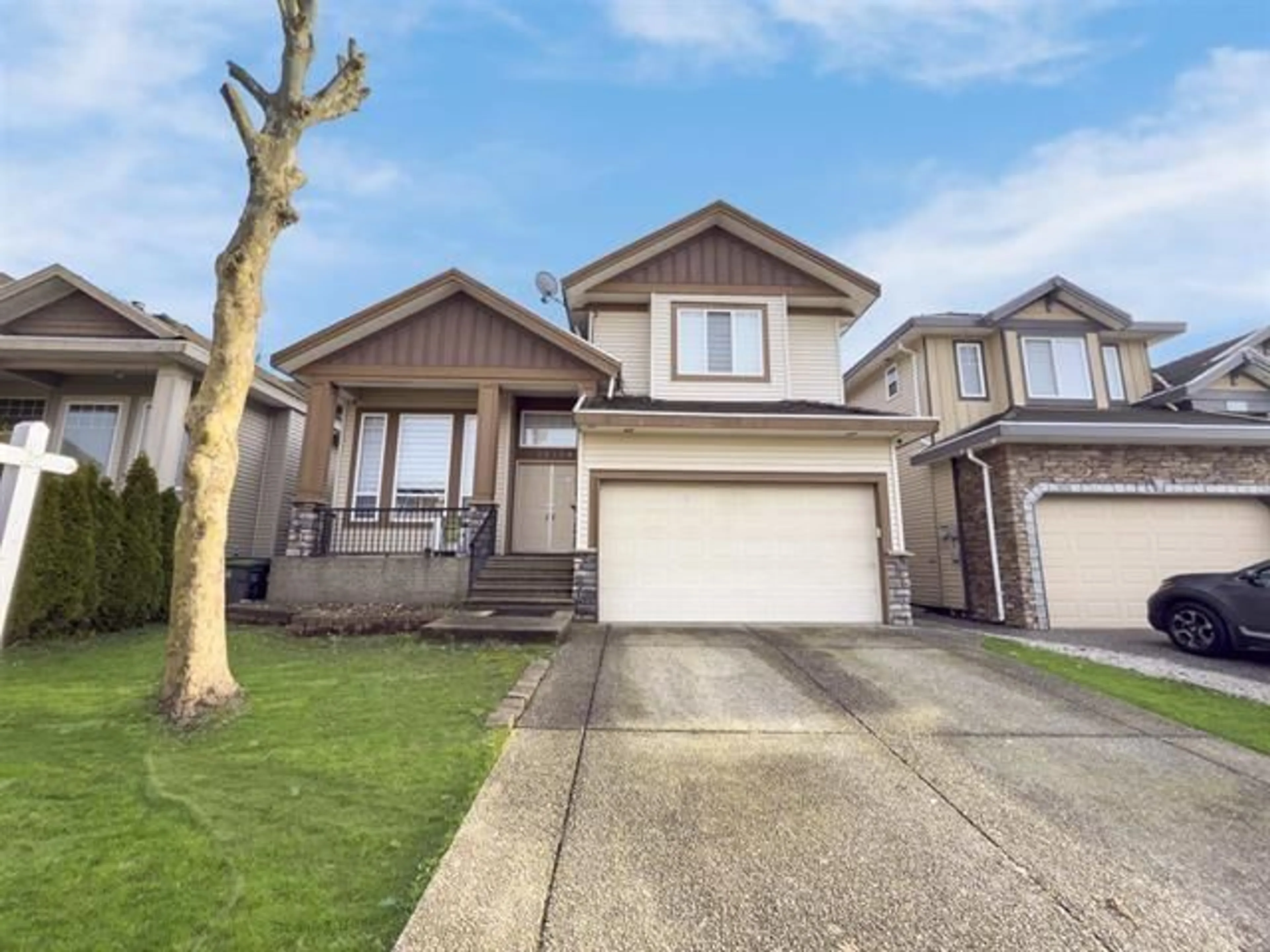 Home with vinyl exterior material, street for 12458 74, Surrey British Columbia V3W1P2