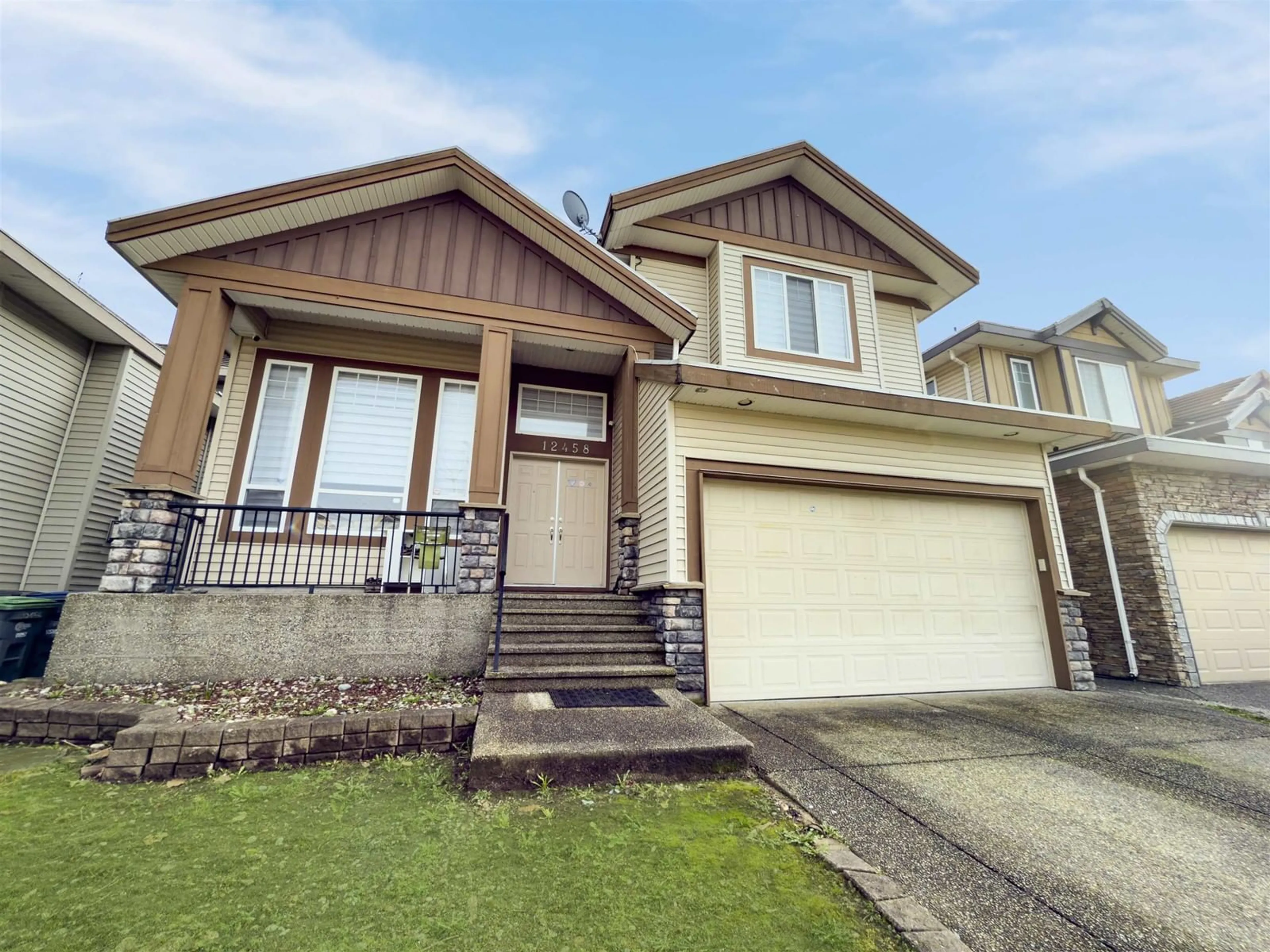 Home with vinyl exterior material, street for 12458 74, Surrey British Columbia V3W1P2