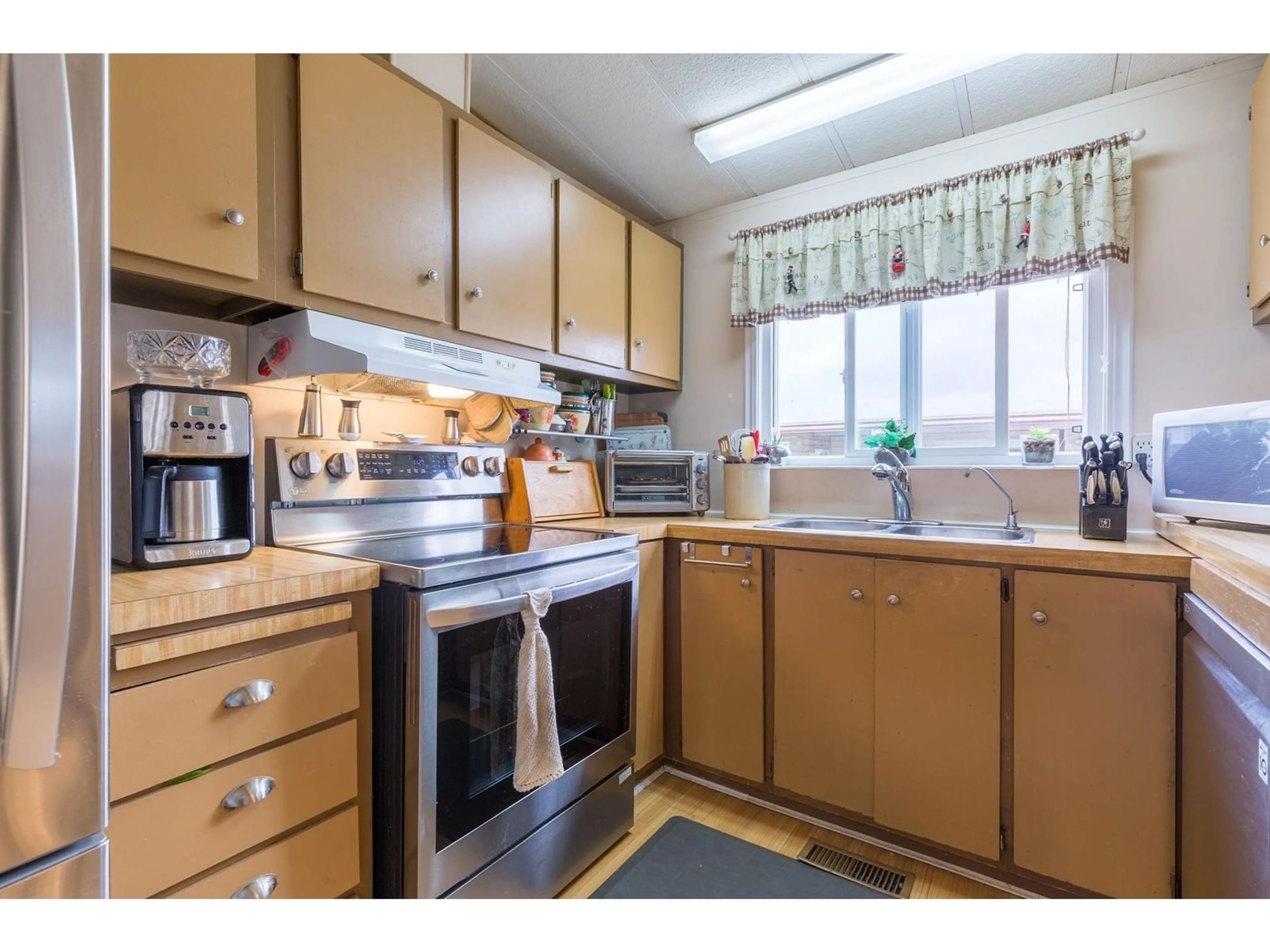 Standard kitchen, wood/laminate floor for 50 - 8254 134TH, Surrey British Columbia V3W6M2