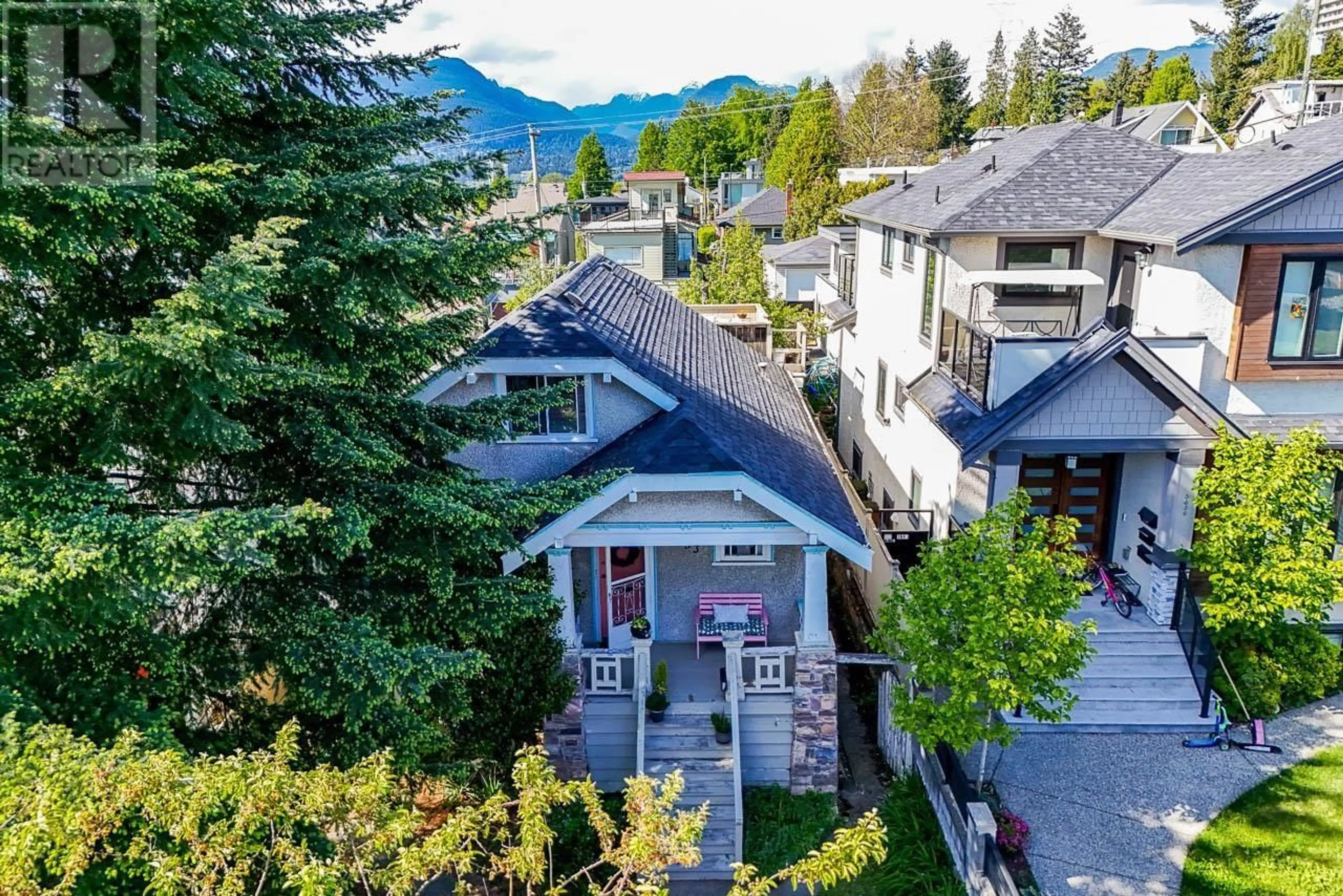 A pic from outside/outdoor area/front of a property/back of a property/a pic from drone, mountain view for 3633 OXFORD STREET, Vancouver British Columbia V5K1P4