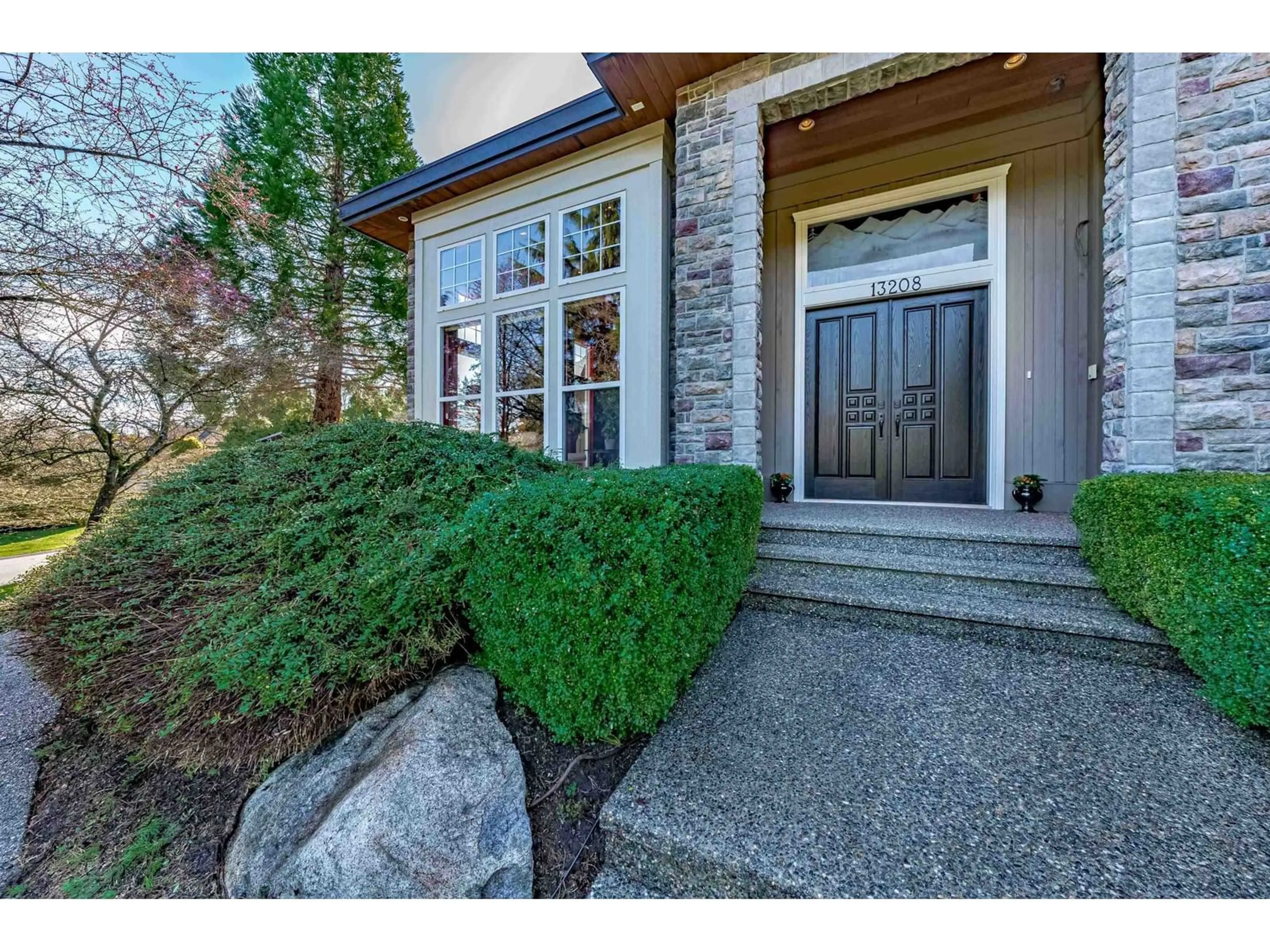 Indoor entryway for 13208 23A, Surrey British Columbia V4A9W5