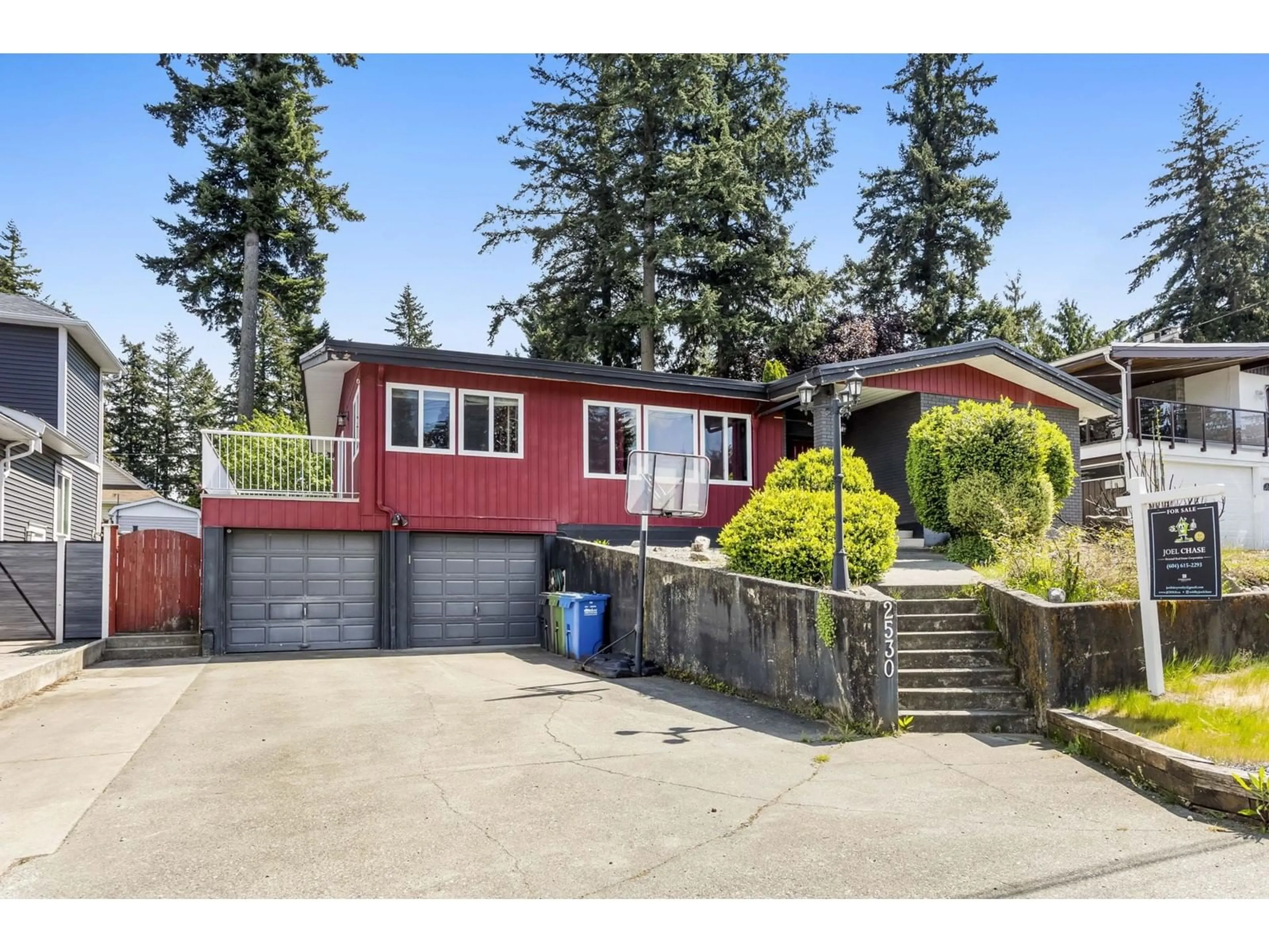 Home with vinyl exterior material, street for 2530 MAGNOLIA, Abbotsford British Columbia V2T3N2