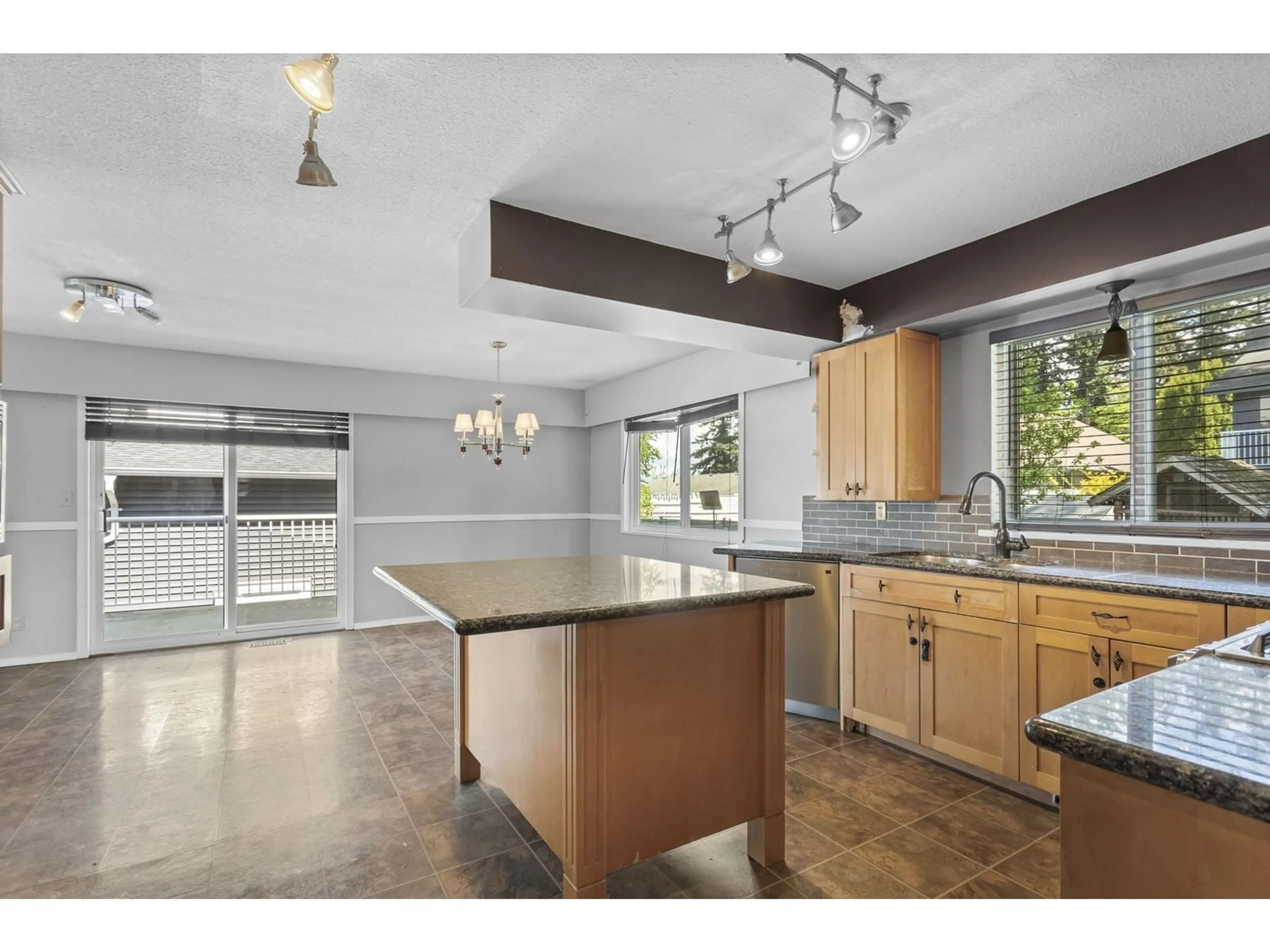 Open concept kitchen, unknown for 2530 MAGNOLIA, Abbotsford British Columbia V2T3N2