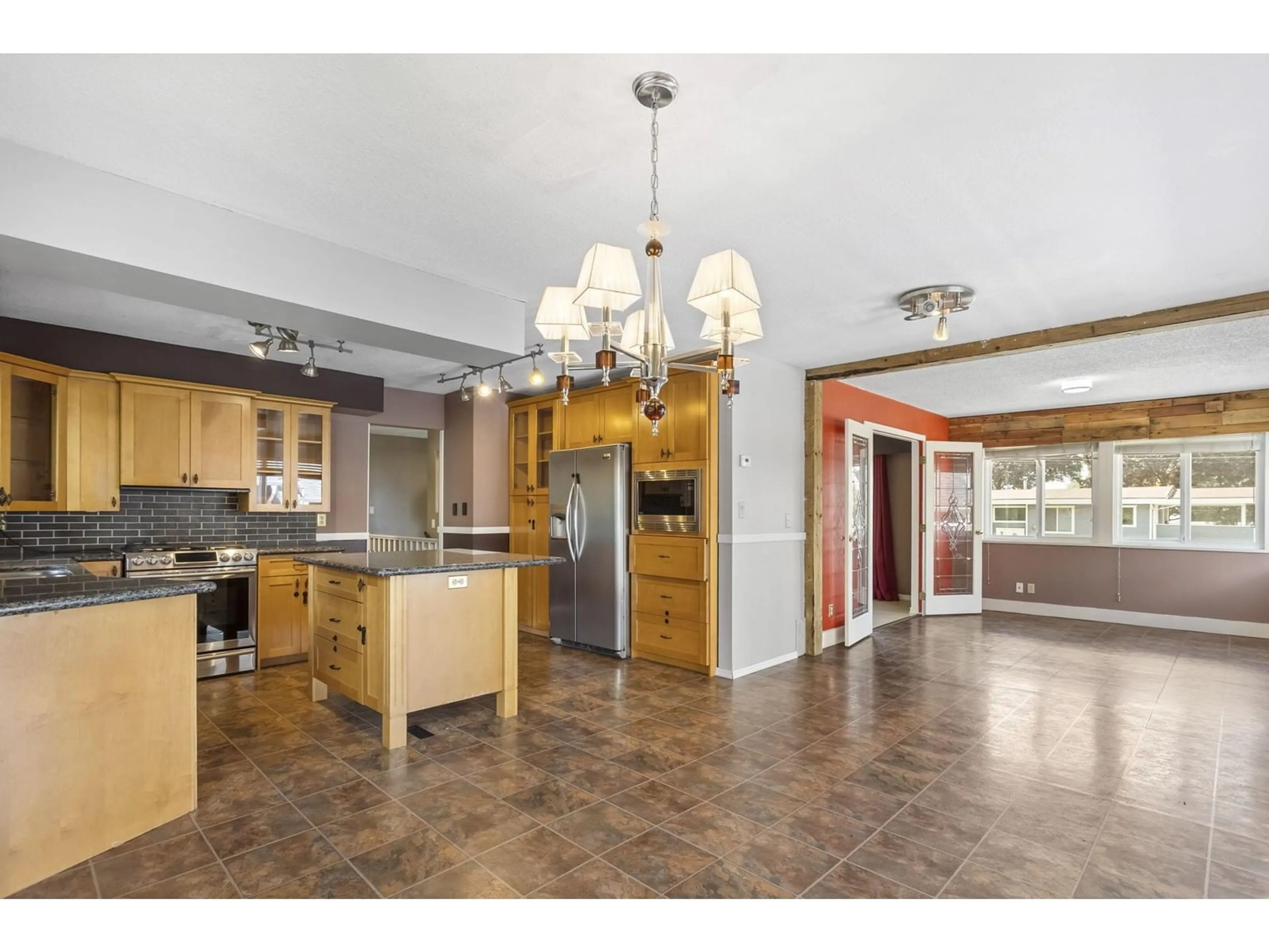 Open concept kitchen, ceramic/tile floor for 2530 MAGNOLIA, Abbotsford British Columbia V2T3N2
