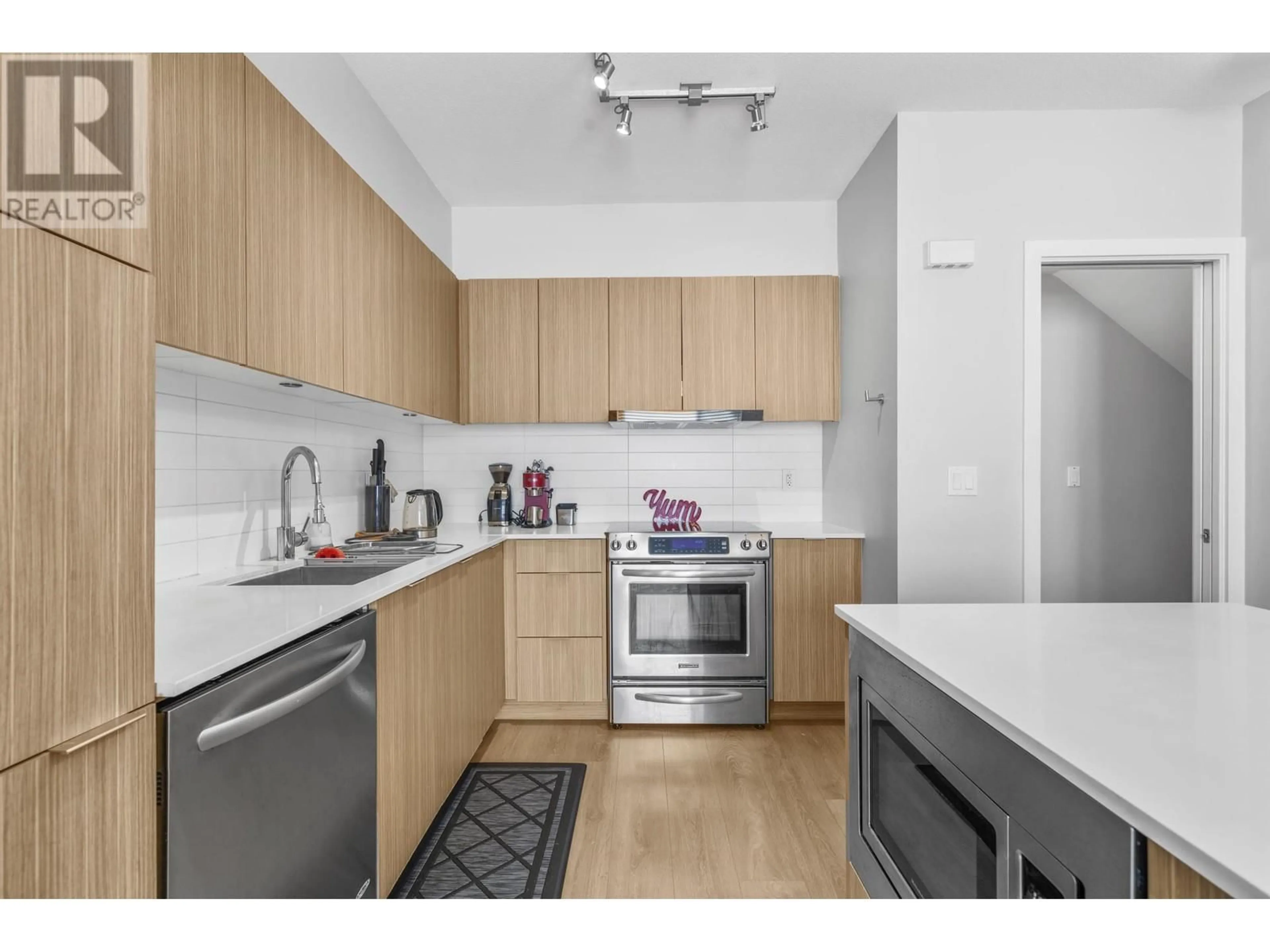 Standard kitchen, unknown for 51 - 3728 THURSTON STREET, Burnaby British Columbia V5H0E6