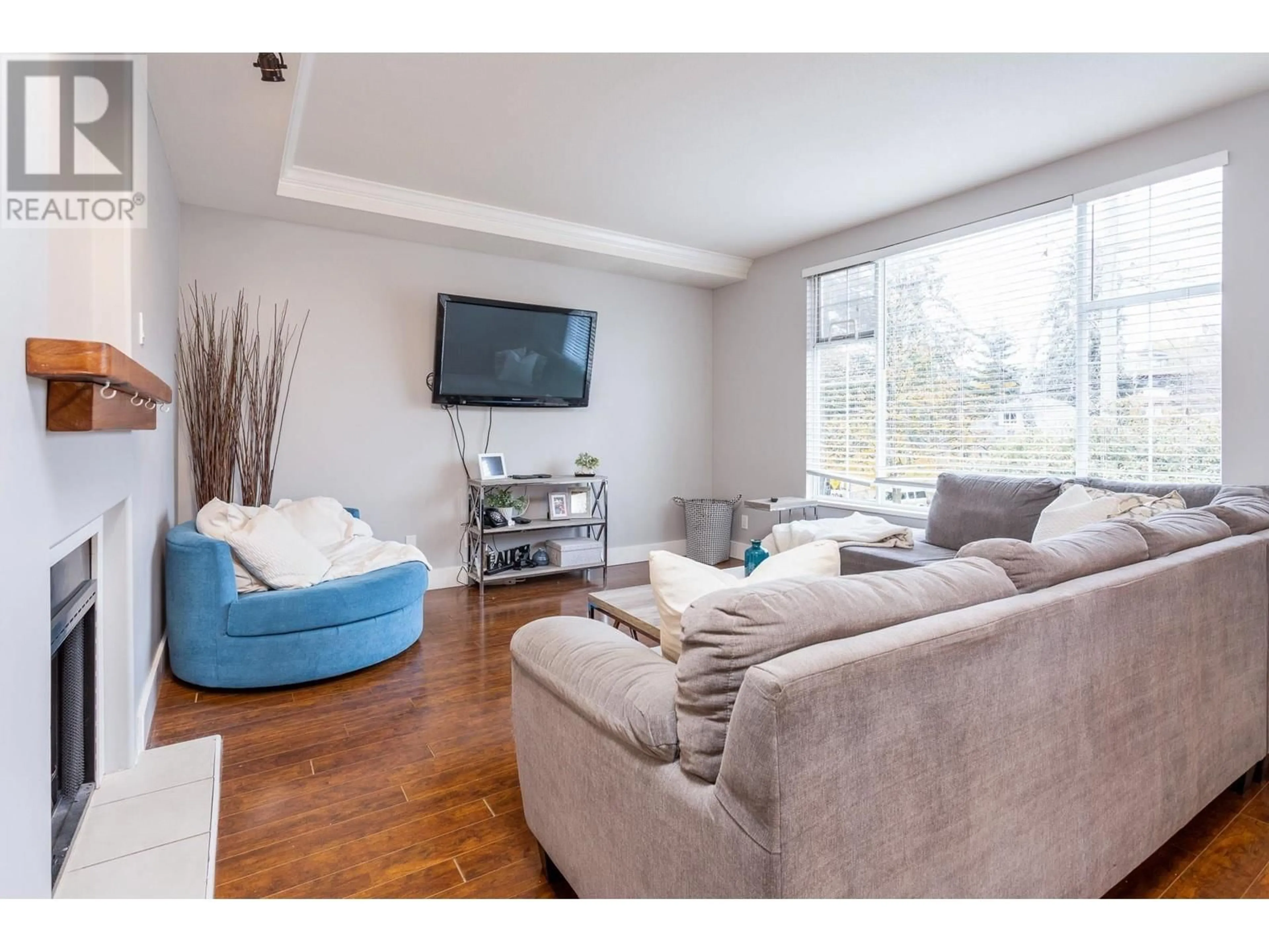 Living room with furniture, wood/laminate floor for 2230 HAWTHORNE AVENUE, Port Coquitlam British Columbia V3C1W6