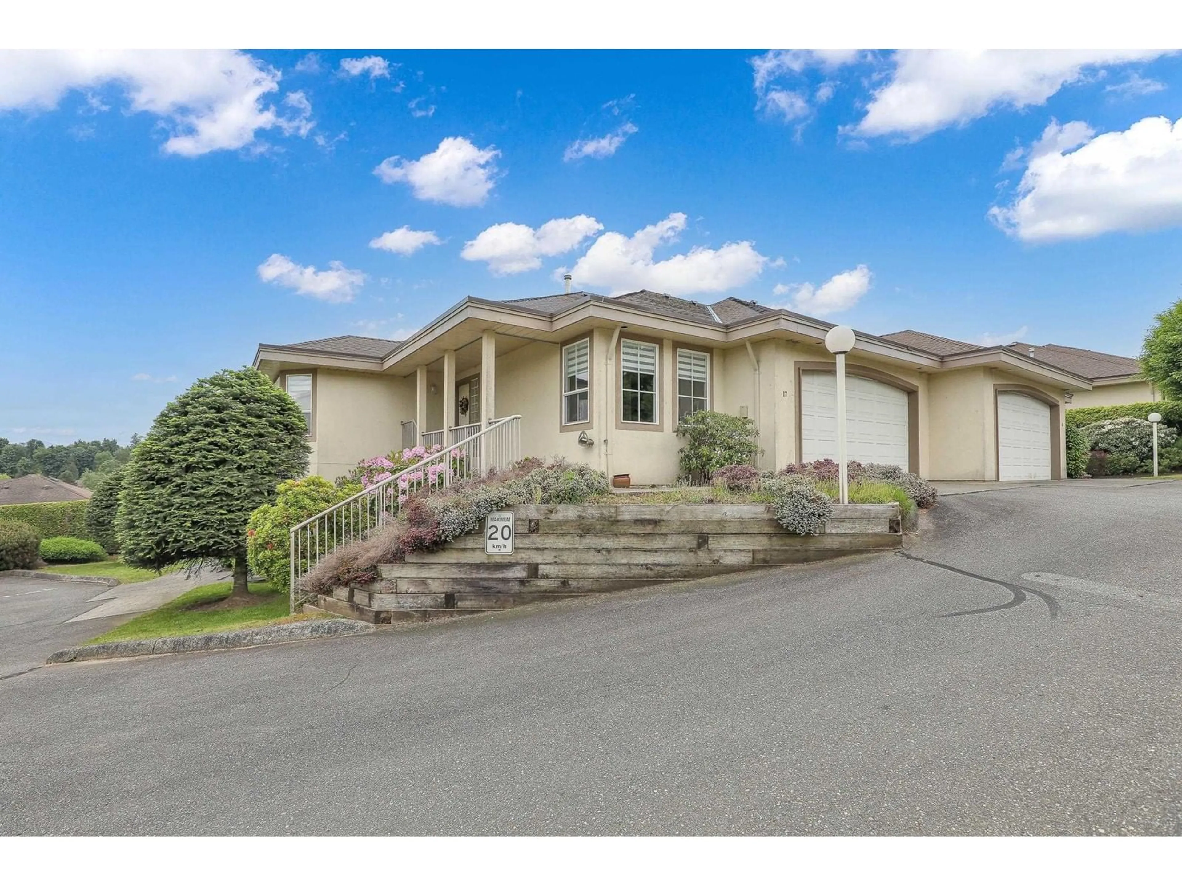 A pic from outside/outdoor area/front of a property/back of a property/a pic from drone, unknown for 17 - 3354 HORN, Abbotsford British Columbia V2S7L3