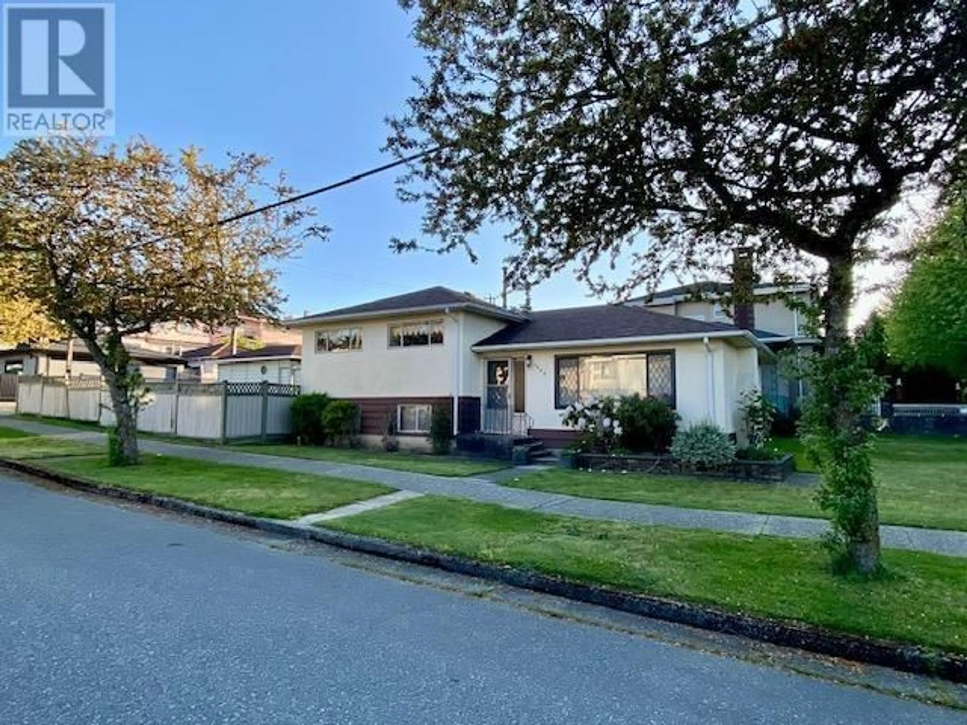A pic from outside/outdoor area/front of a property/back of a property/a pic from drone, street for 3925 PENTICTON STREET, Vancouver British Columbia V5R1X7
