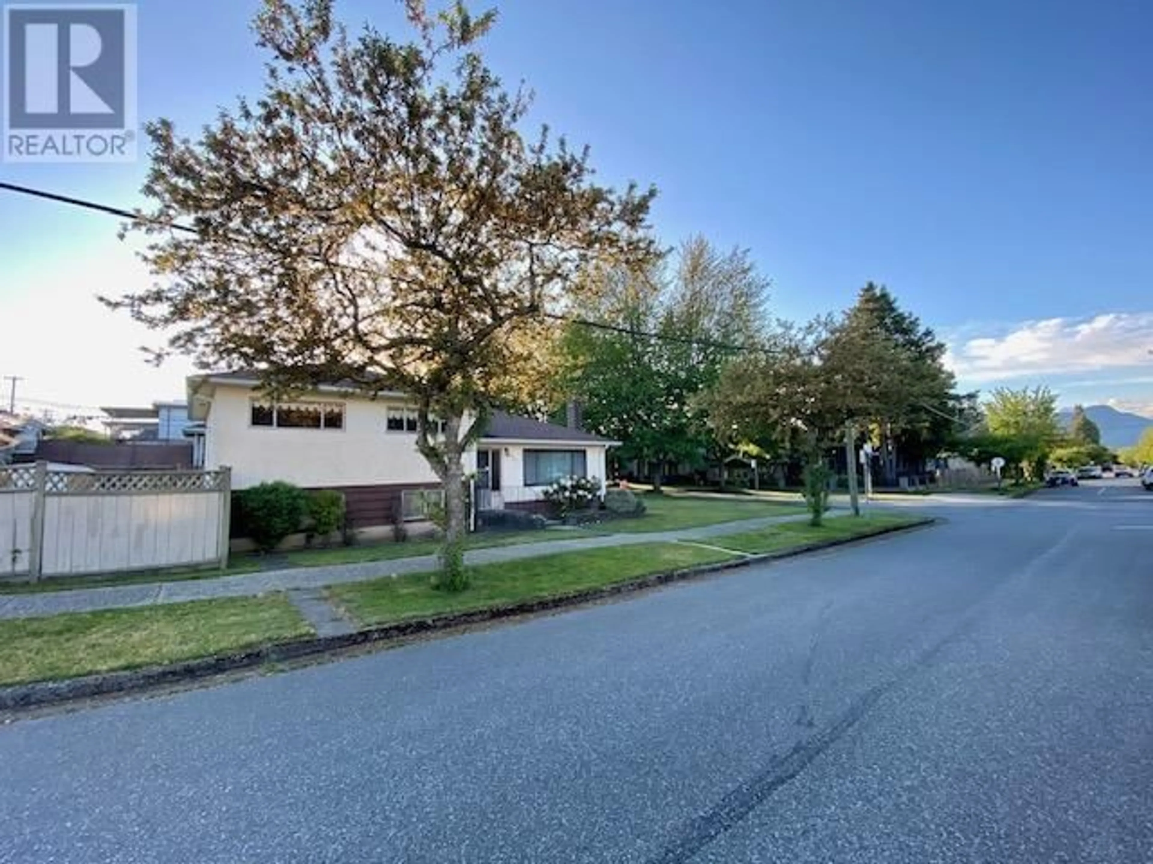 A pic from outside/outdoor area/front of a property/back of a property/a pic from drone, street for 3925 PENTICTON STREET, Vancouver British Columbia V5R1X7