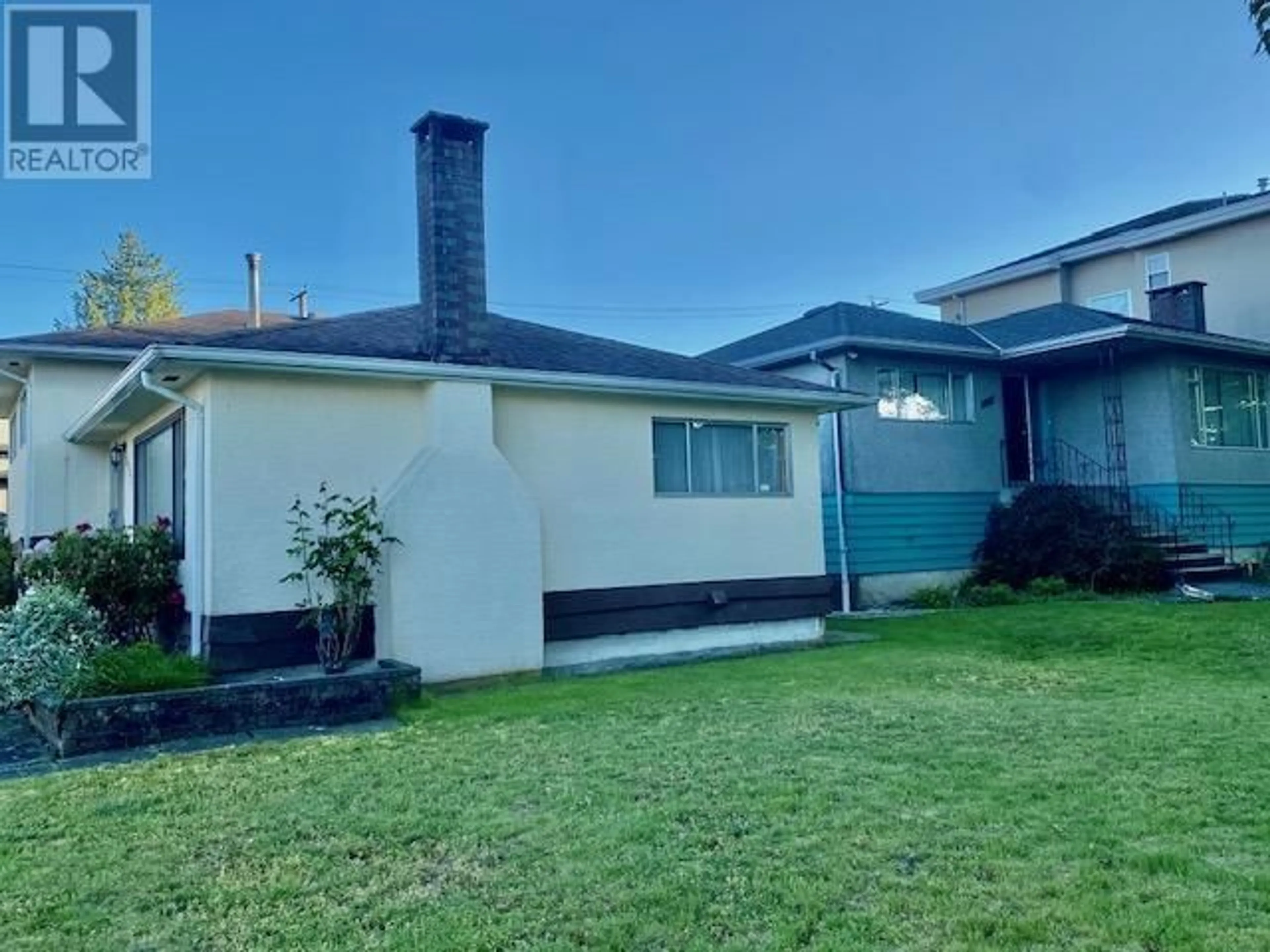A pic from outside/outdoor area/front of a property/back of a property/a pic from drone, street for 3925 PENTICTON STREET, Vancouver British Columbia V5R1X7
