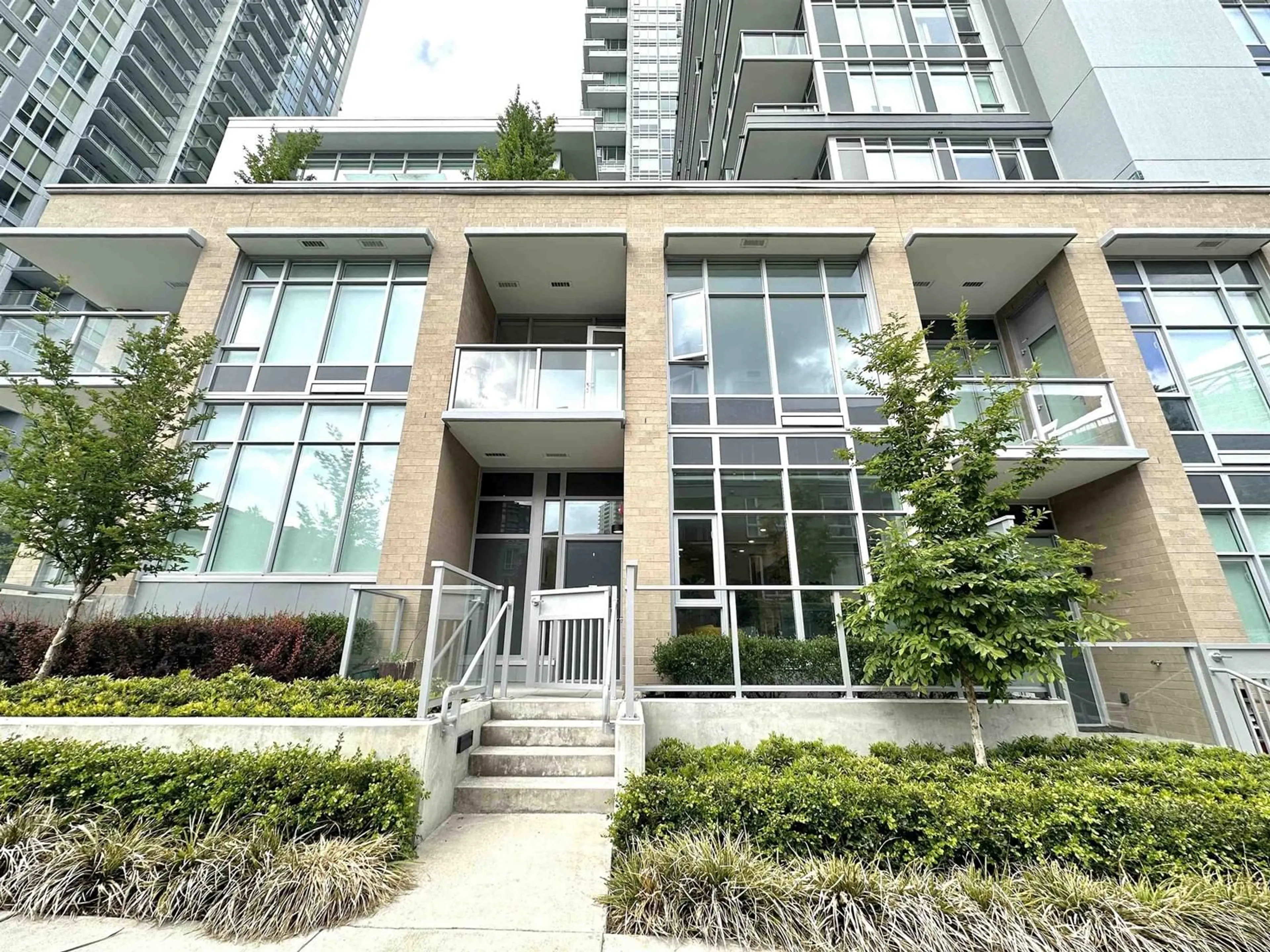 Indoor foyer for 5 - 13350 CENTRAL, Surrey British Columbia V3T0S1