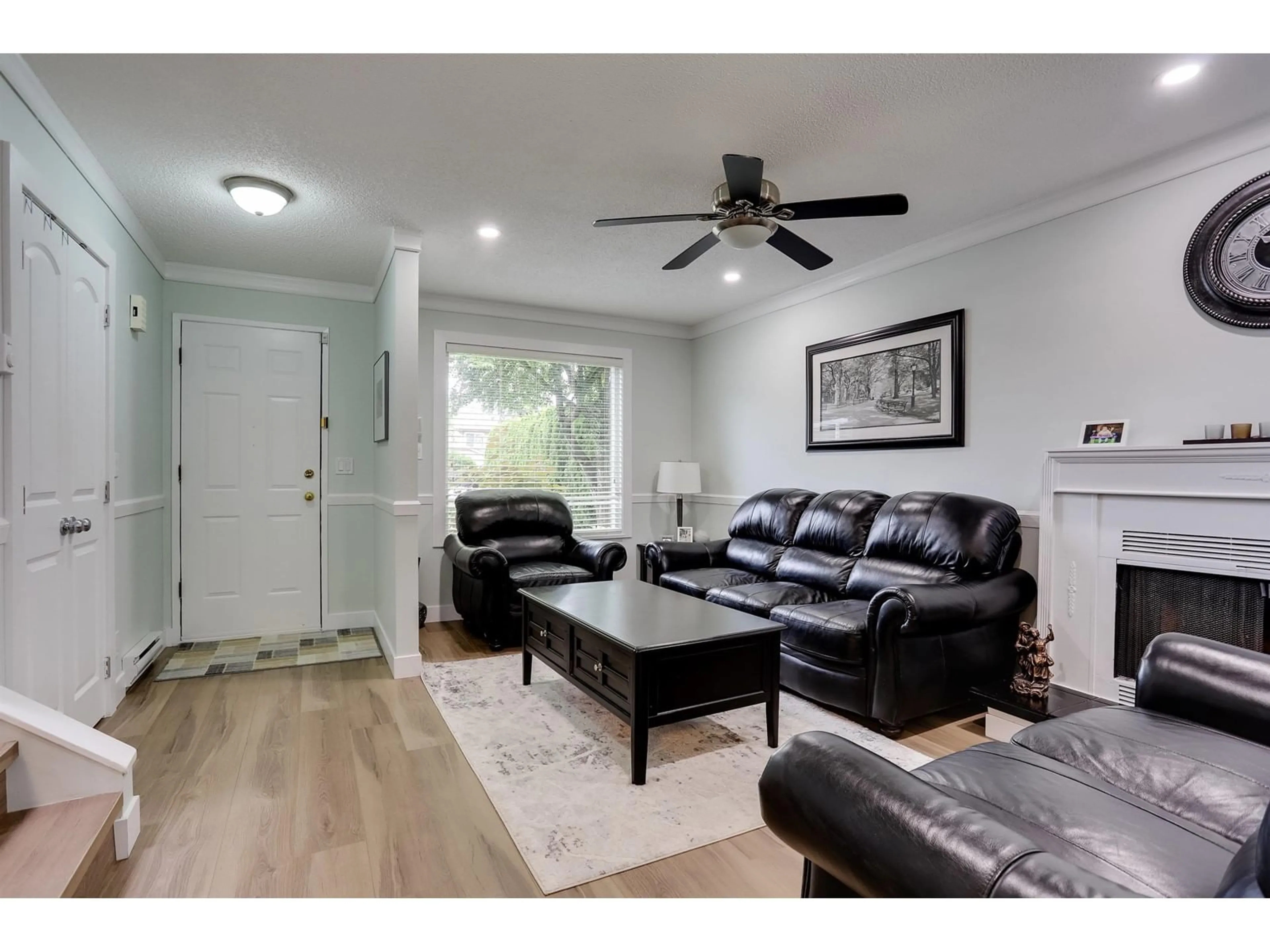 Living room with furniture, wood/laminate floor for 12480 78, Surrey British Columbia V3W8K1