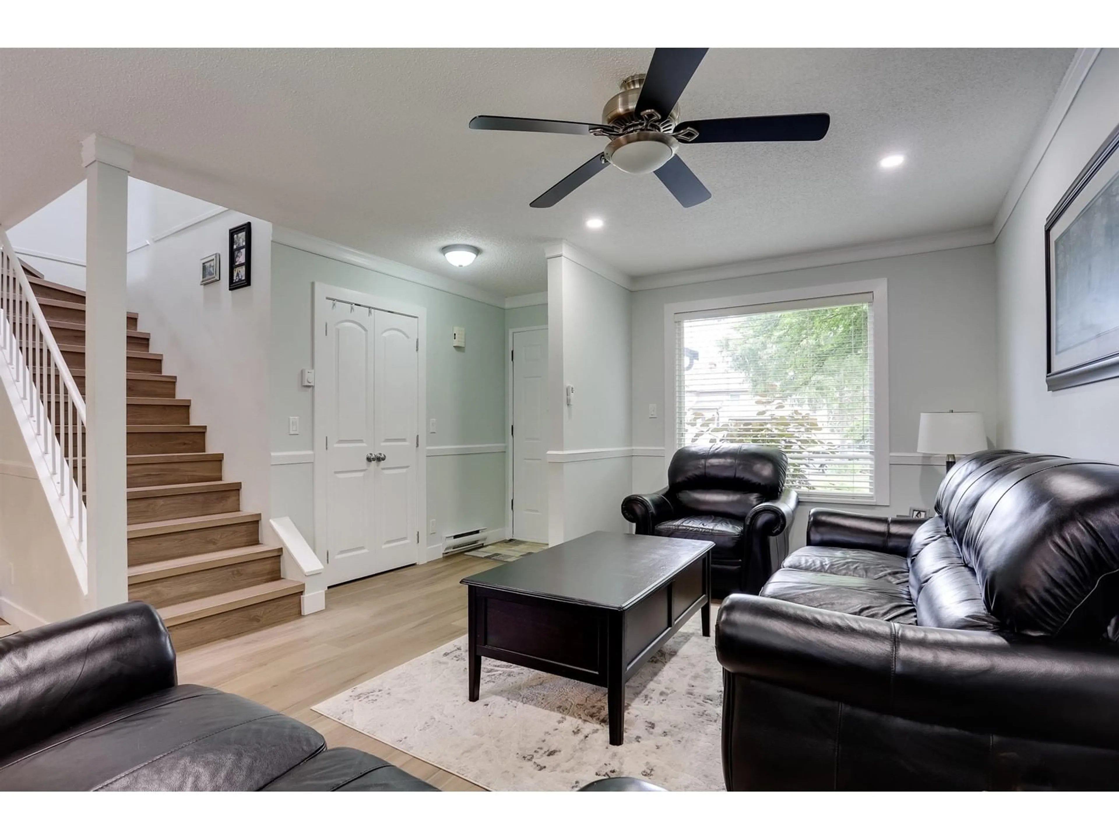 Living room with furniture, wood/laminate floor for 12480 78, Surrey British Columbia V3W8K1