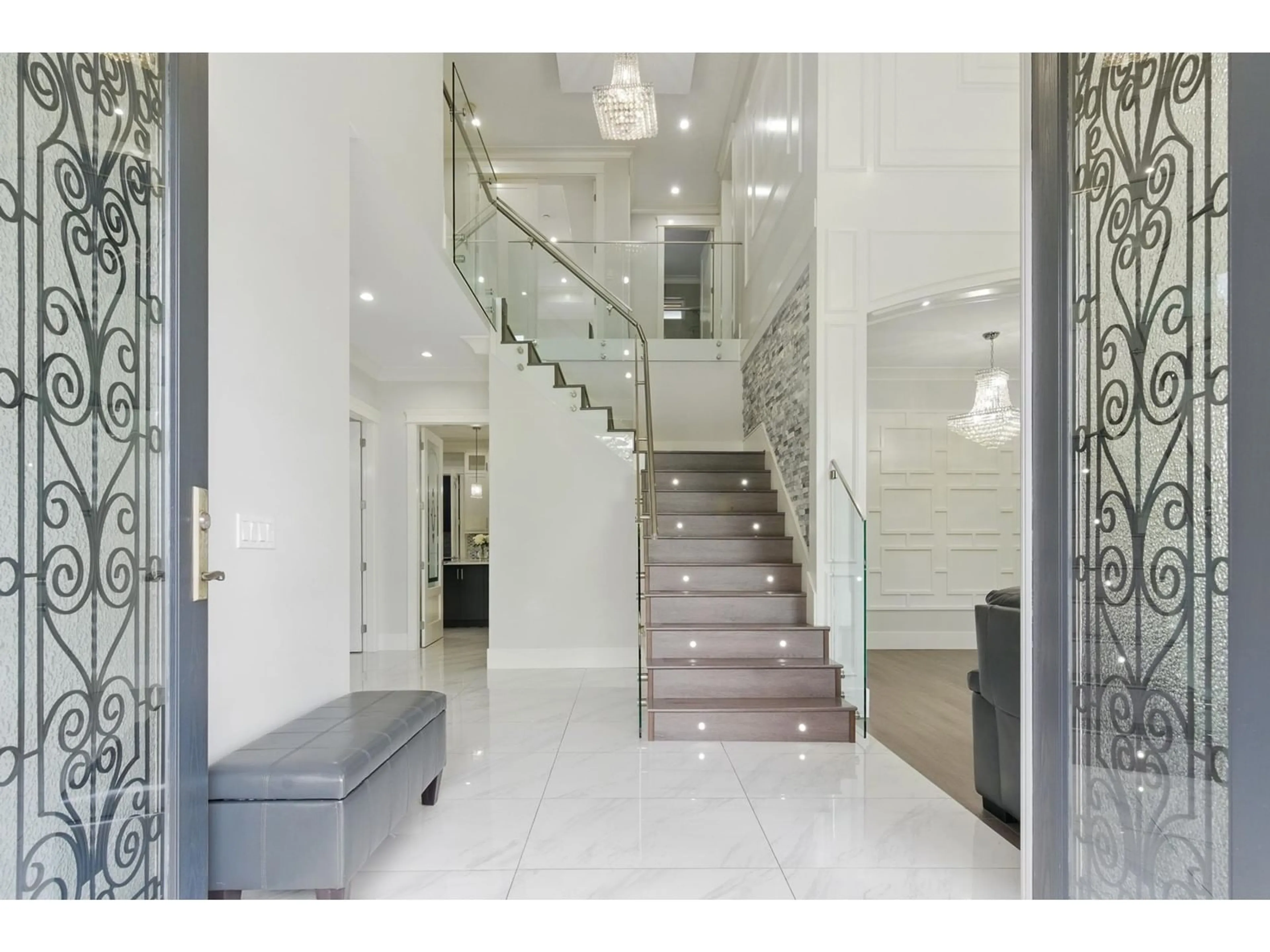 Indoor foyer for 12151 66, Surrey British Columbia V3W1Z8