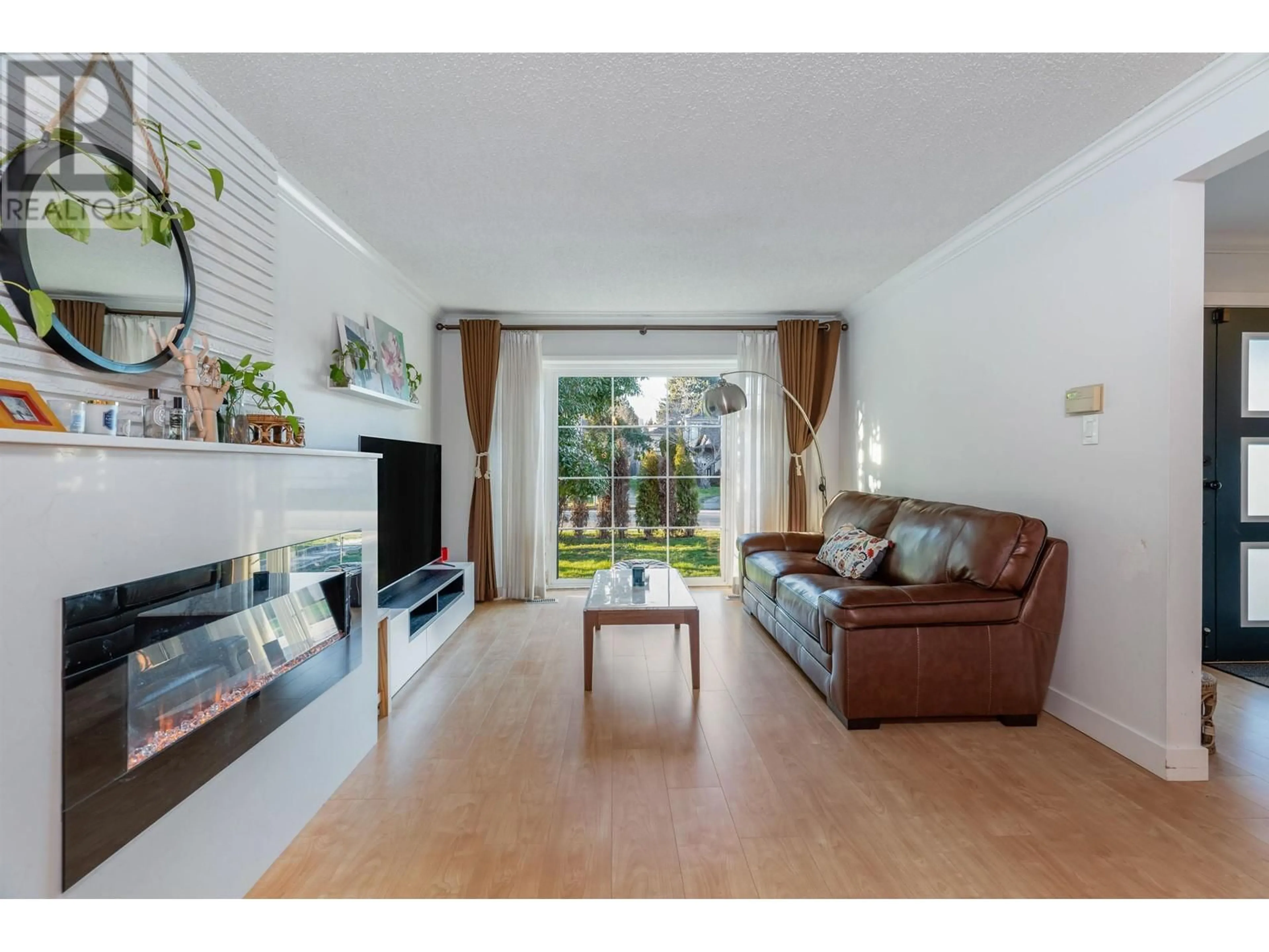 Living room with furniture, wood/laminate floor for 6180 TASEKO CRESCENT, Richmond British Columbia V7C2N5