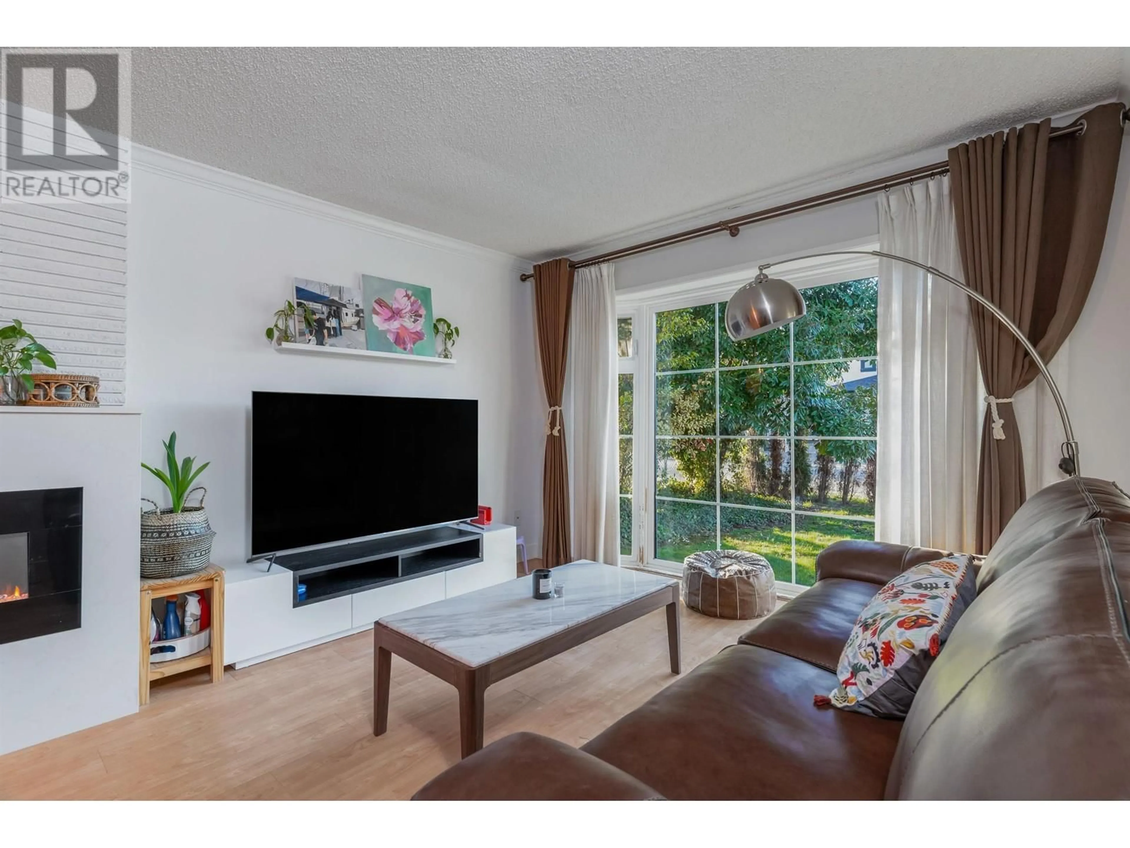 Living room with furniture, wood/laminate floor for 6180 TASEKO CRESCENT, Richmond British Columbia V7C2N5