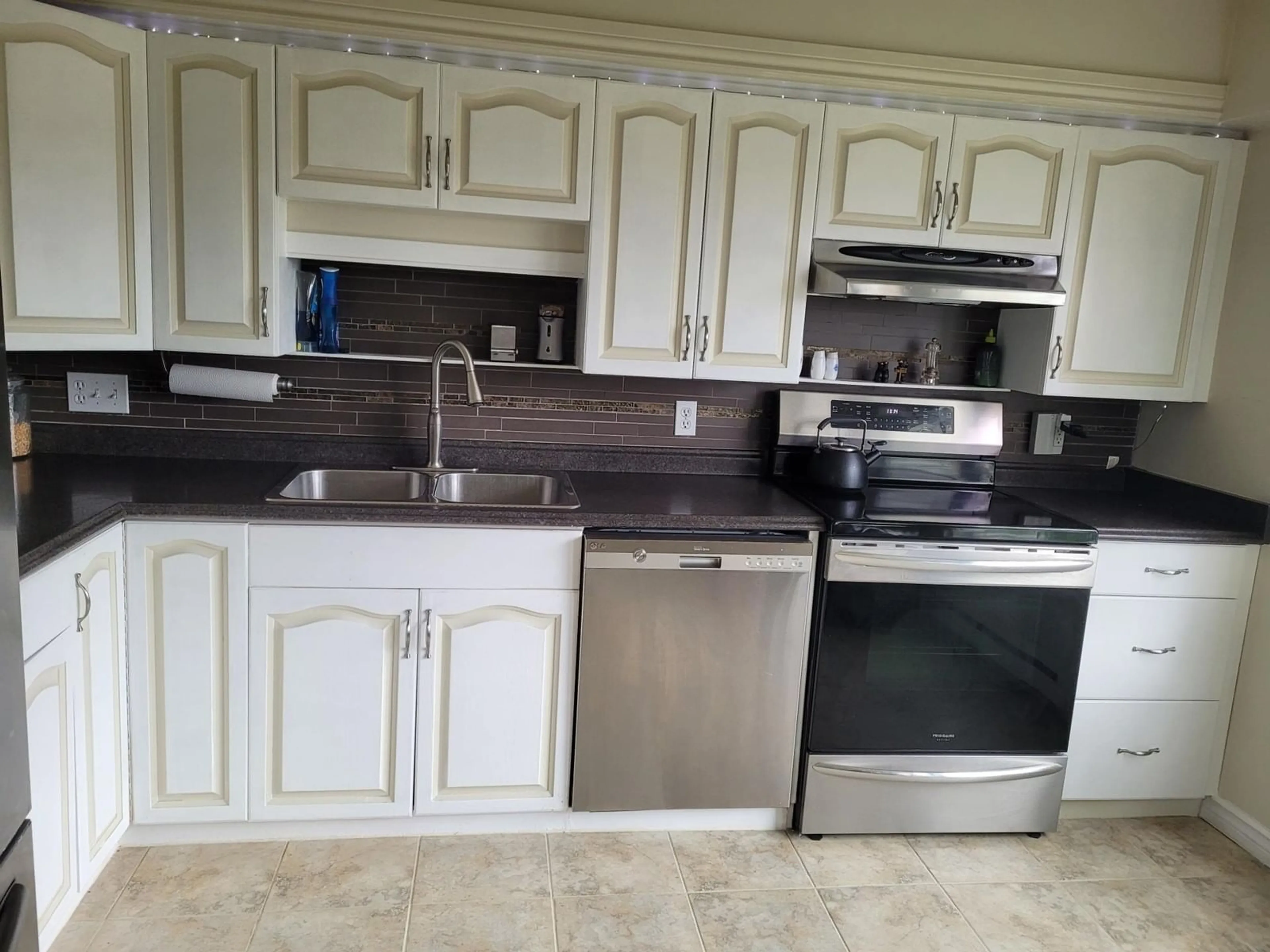 Standard kitchen, ceramic/tile floor for 403 - 3150 GLADWIN, Abbotsford British Columbia V2T5S9