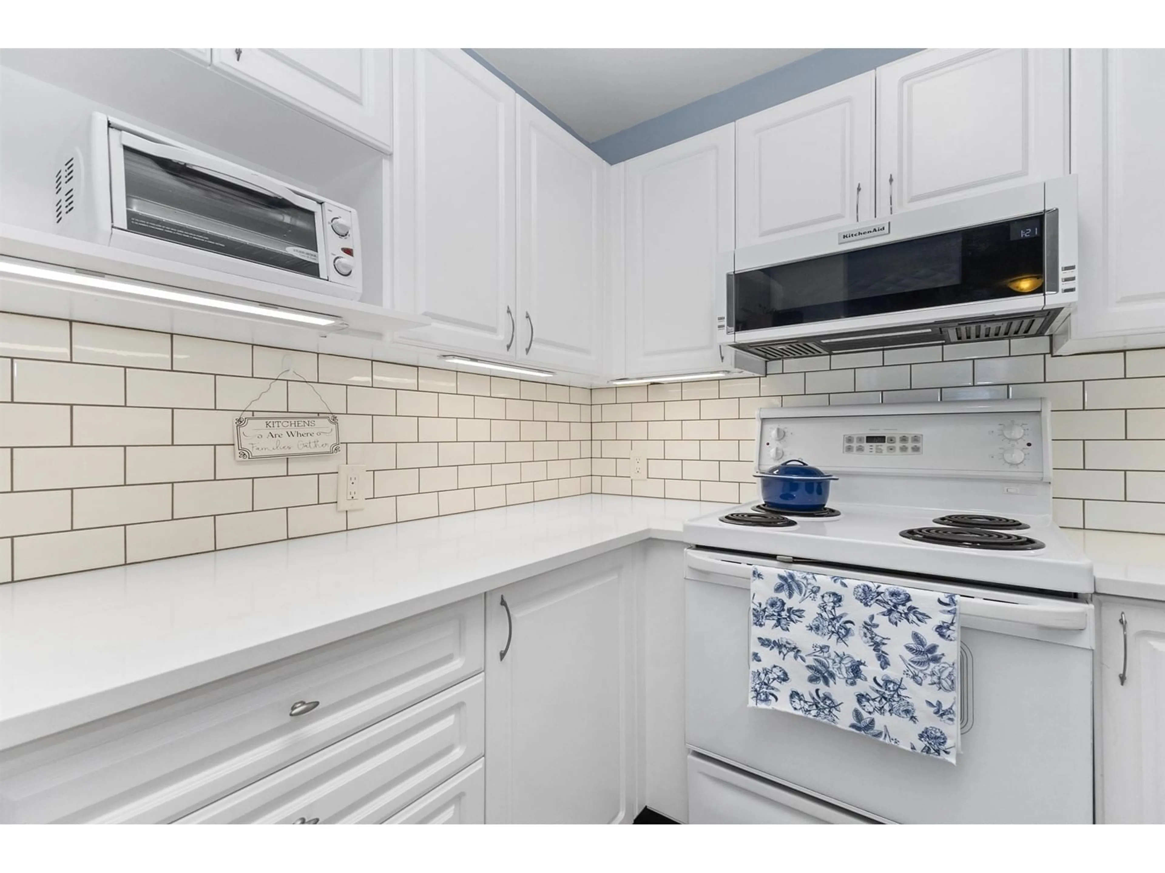 Standard kitchen, ceramic/tile floor for 405 - 13680 84, Surrey British Columbia V3W0T6