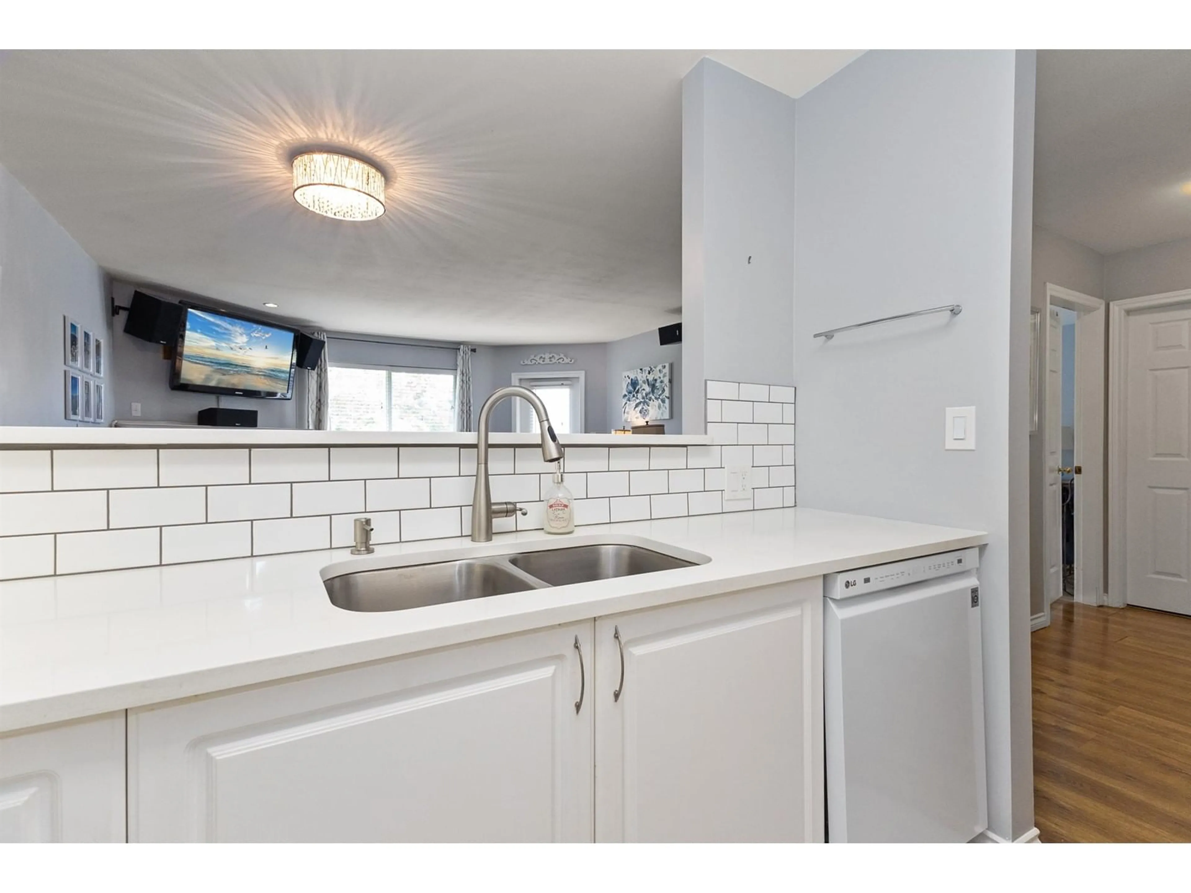 Standard kitchen, ceramic/tile floor for 405 - 13680 84, Surrey British Columbia V3W0T6