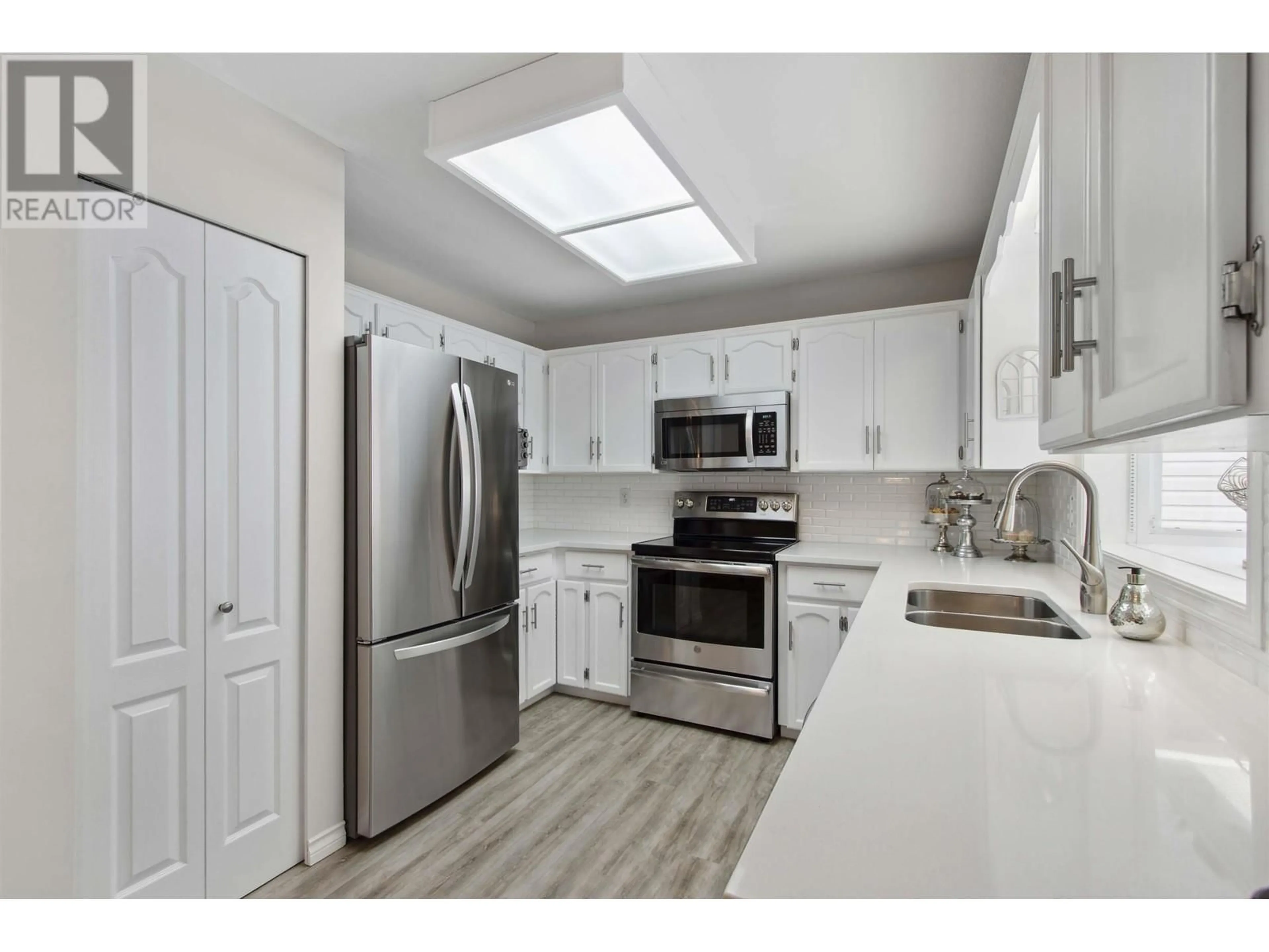 Standard kitchen, unknown for 19595 SOMERSET DRIVE, Pitt Meadows British Columbia V3Y2L4