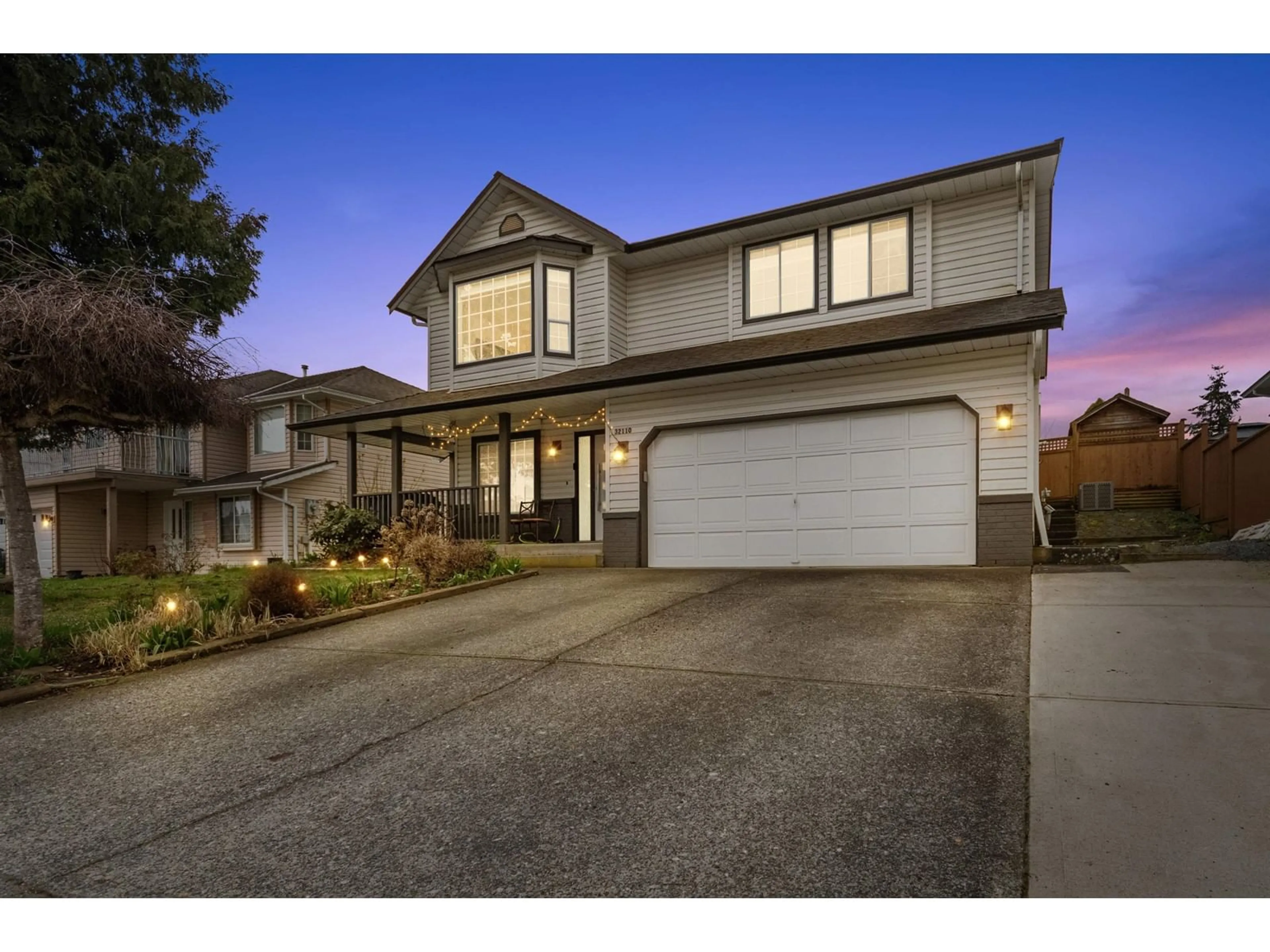 Home with vinyl exterior material, street for 32110 ROGERS, Abbotsford British Columbia V2T5B7