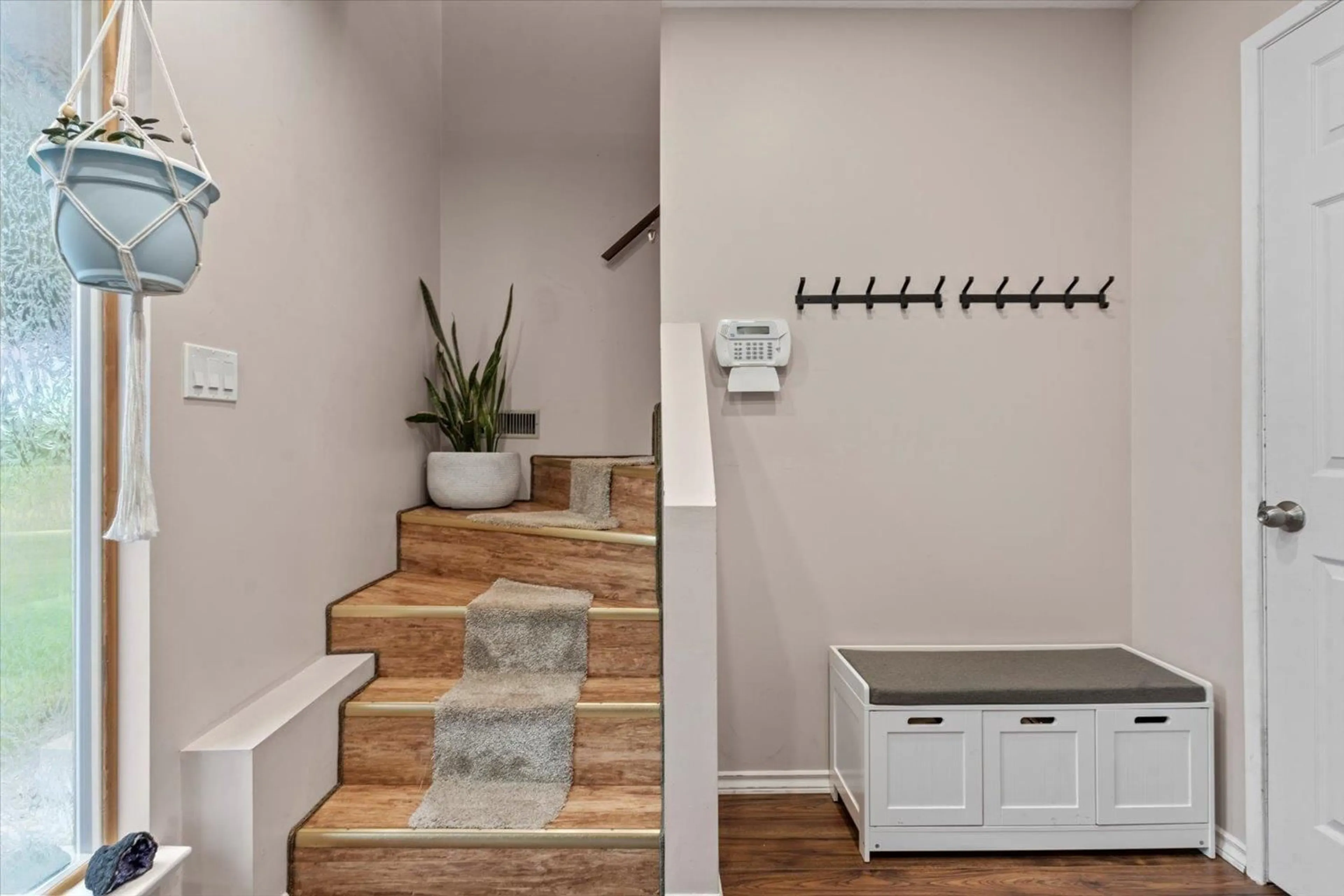 Indoor entryway for 7902 THRASHER, Mission British Columbia V2V5H3