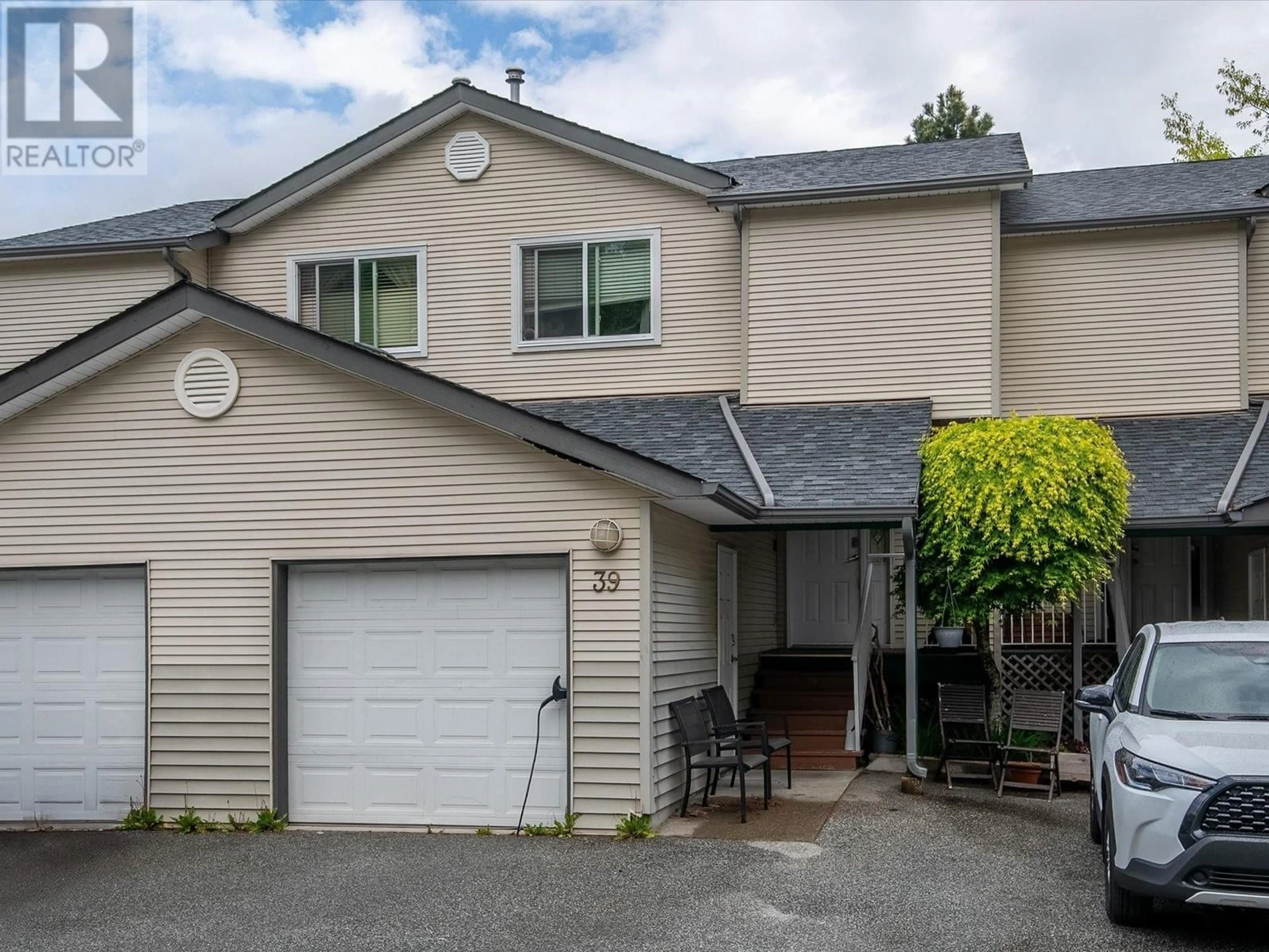 Home with vinyl exterior material, street for 39 - 39920 GOVERNMENT ROAD, Squamish British Columbia V8B0G5