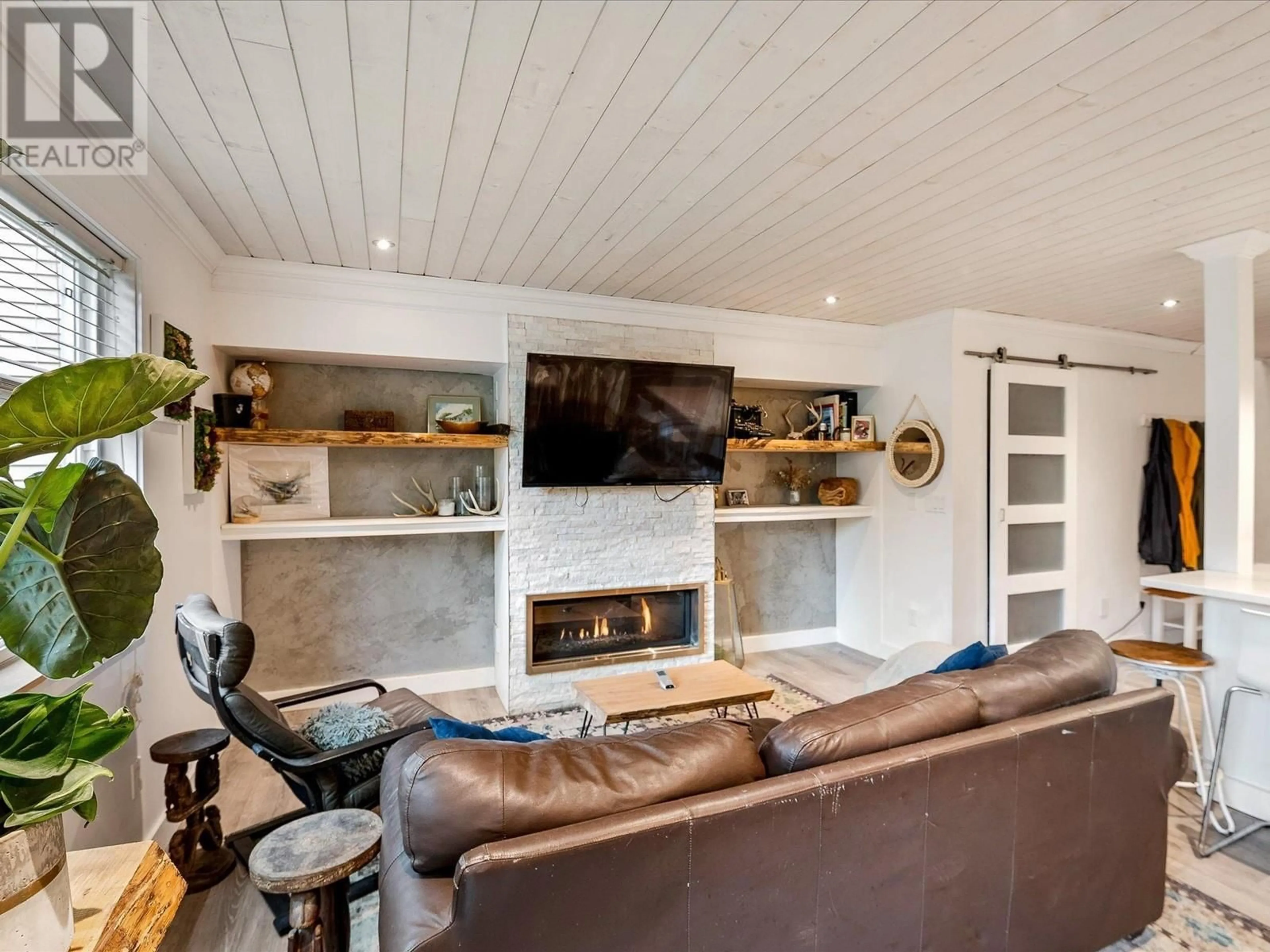 Living room with furniture, unknown for 39 - 39920 GOVERNMENT ROAD, Squamish British Columbia V8B0G5