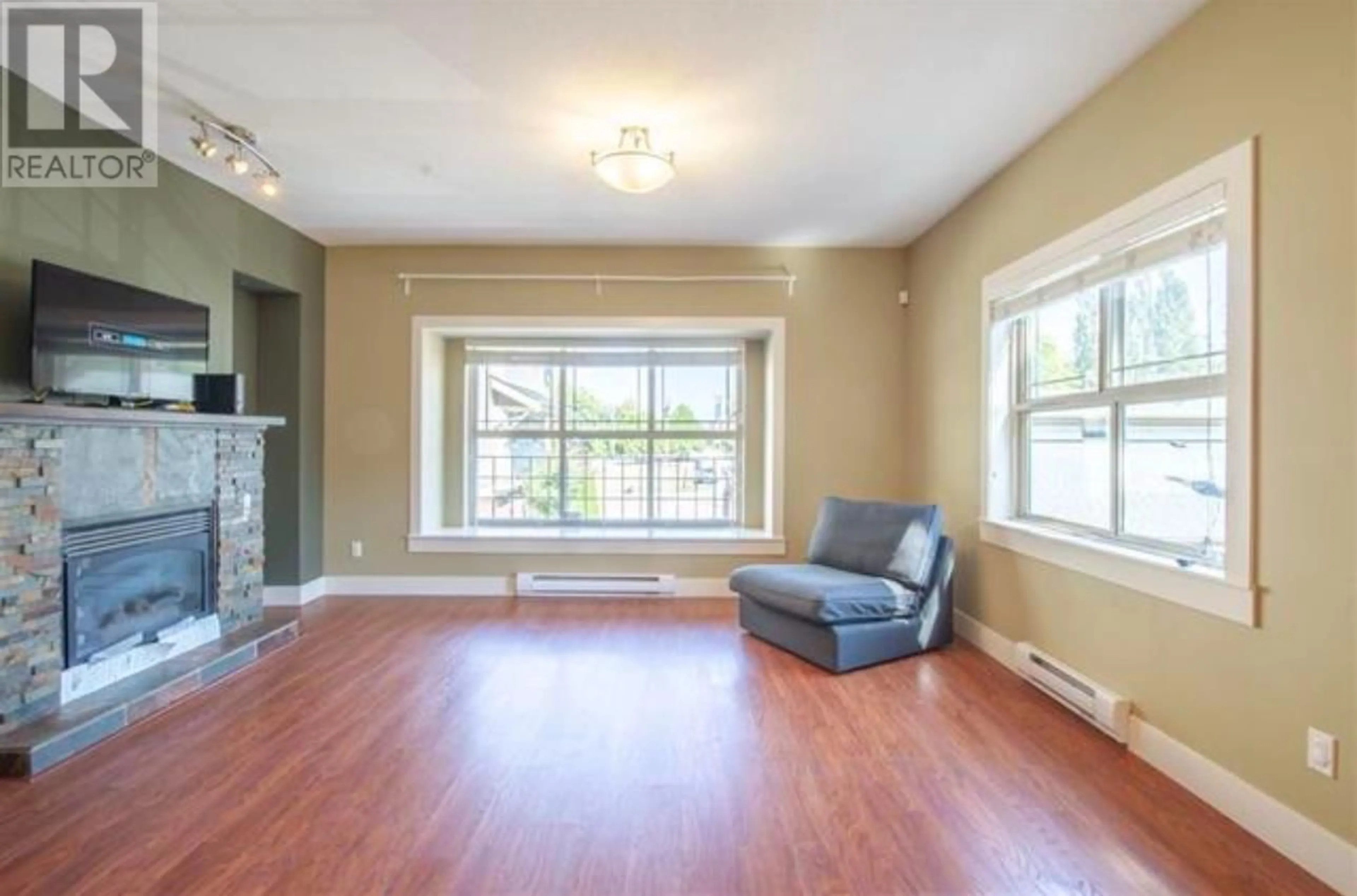 Living room with furniture, wood/laminate floor for 12 - 9000 GRANVILLE AVENUE, Richmond British Columbia V6Y1P8