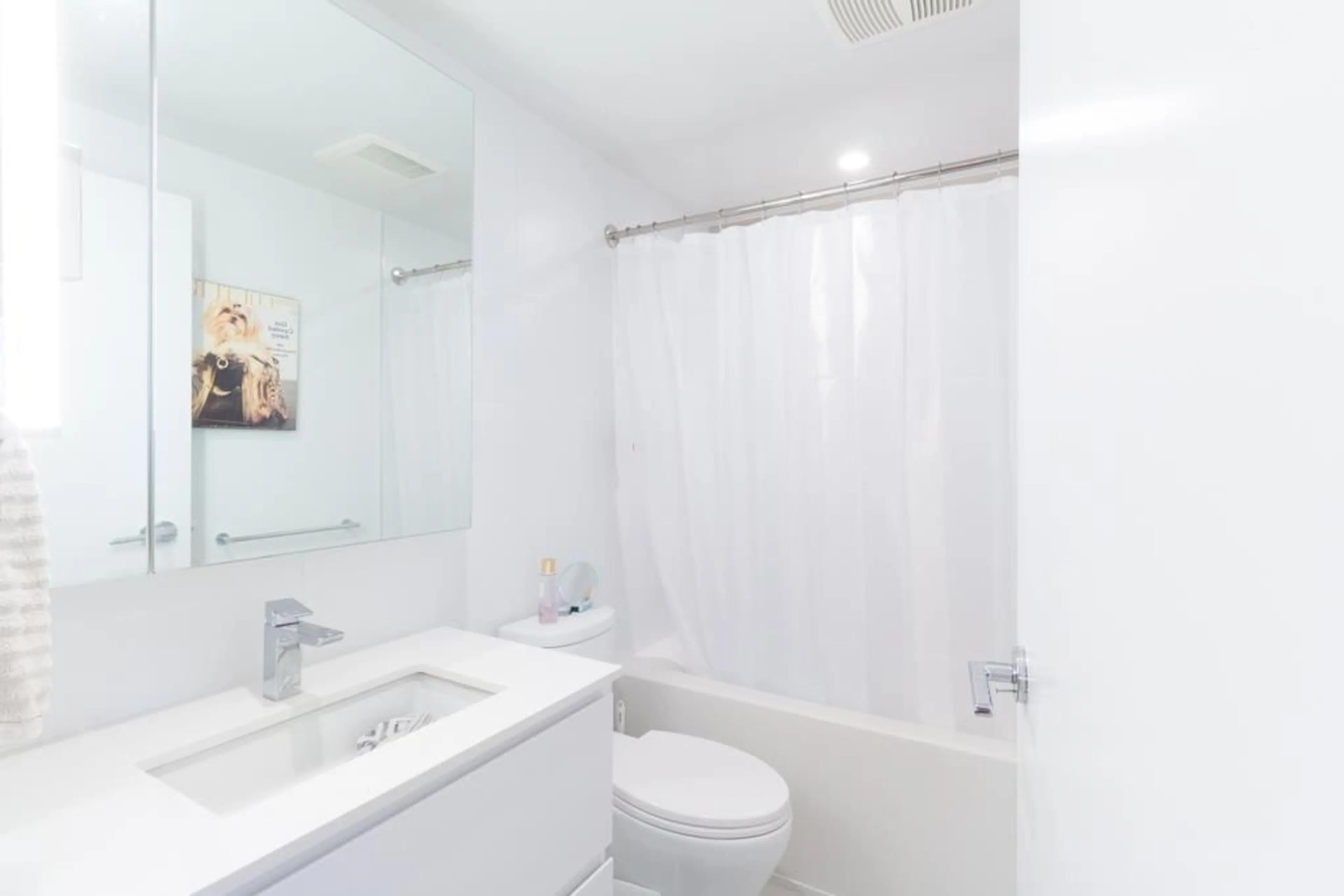 Standard bathroom, unknown for 405 - 13655 FRASER, Surrey British Columbia V3T0P8