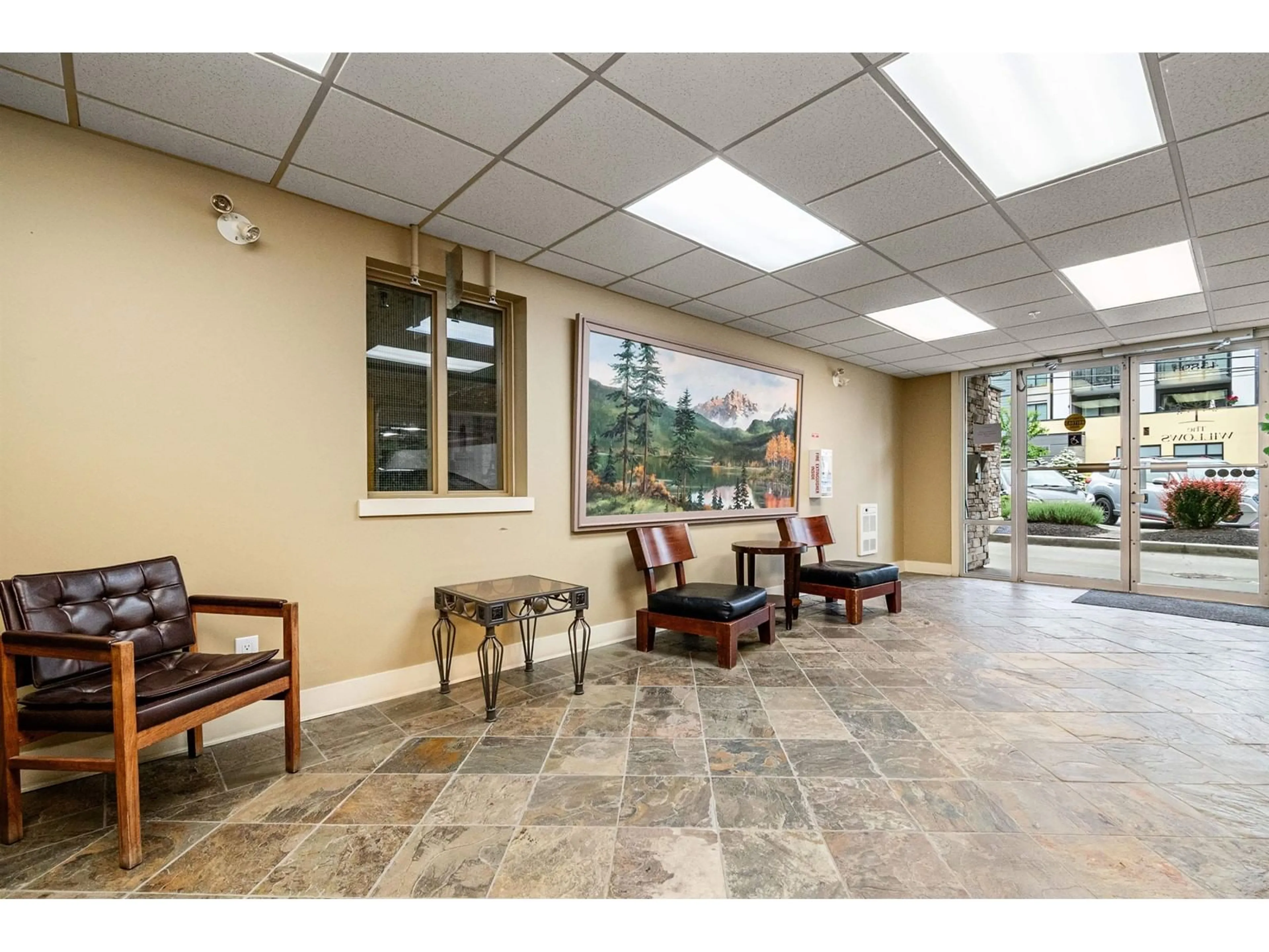 Indoor foyer for 103 - 45893 CHESTERFIELD AVENUE, Chilliwack British Columbia V2P1M5