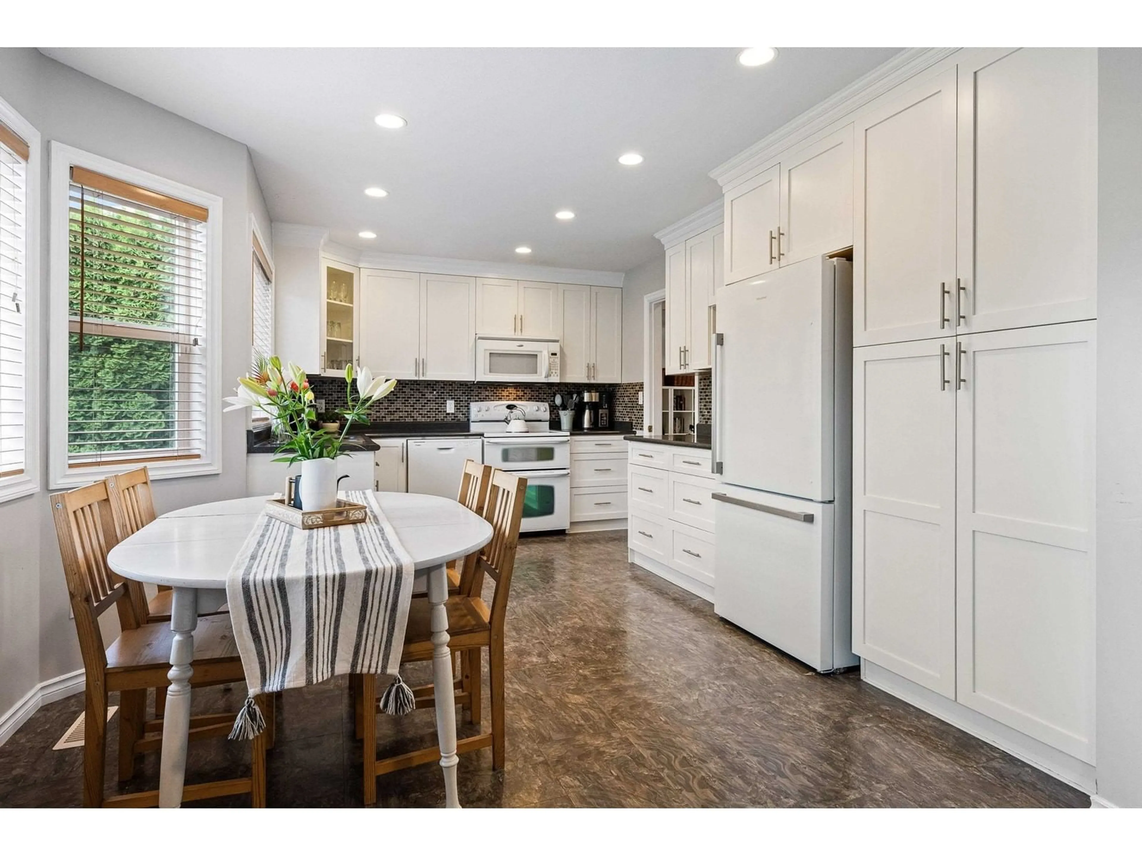 Open concept kitchen, unknown for 5746 GILLIAN PLACE, Chilliwack British Columbia V2R3H7