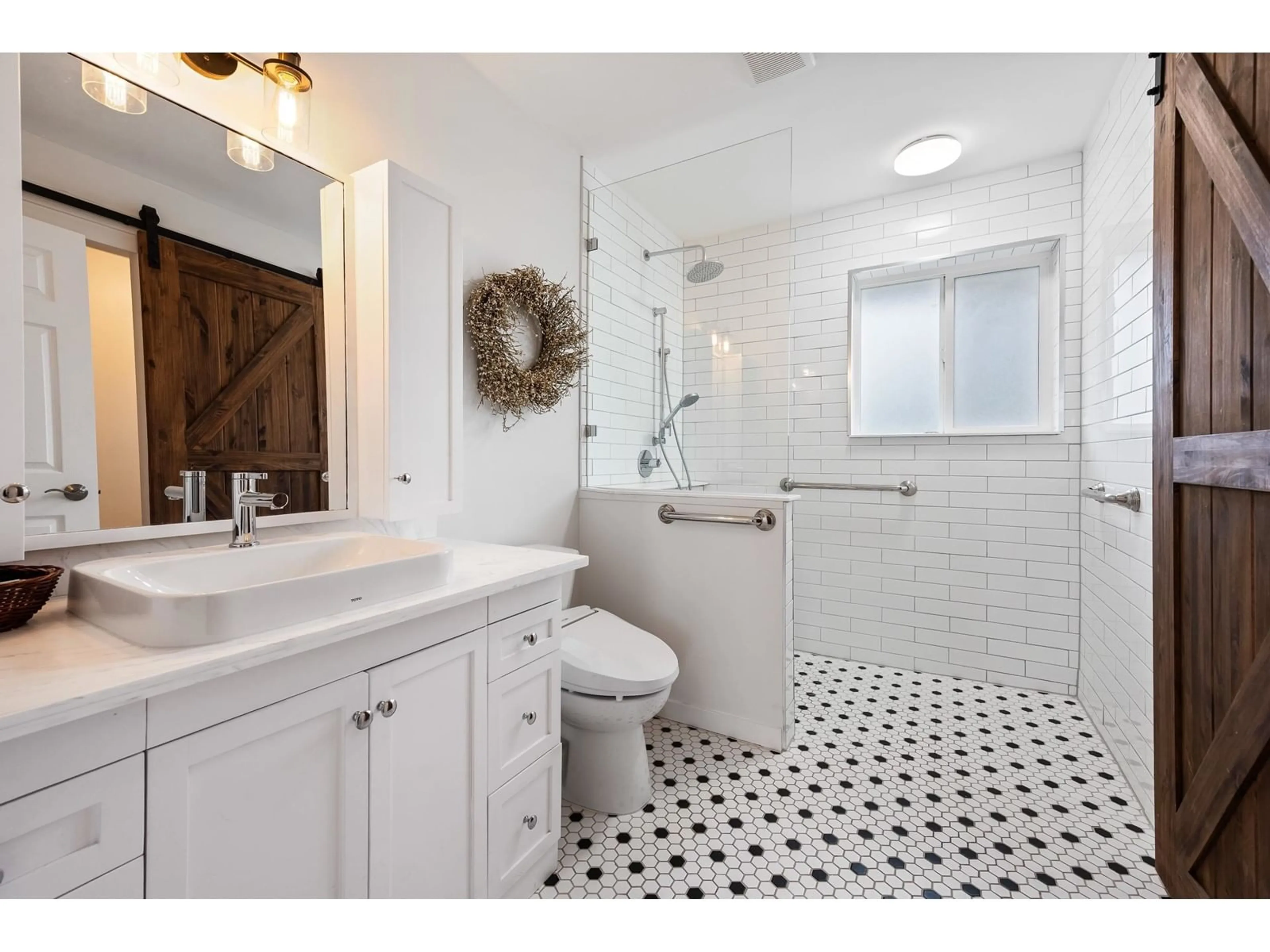 Contemporary bathroom, ceramic/tile floor for 5746 GILLIAN PLACE, Chilliwack British Columbia V2R3H7