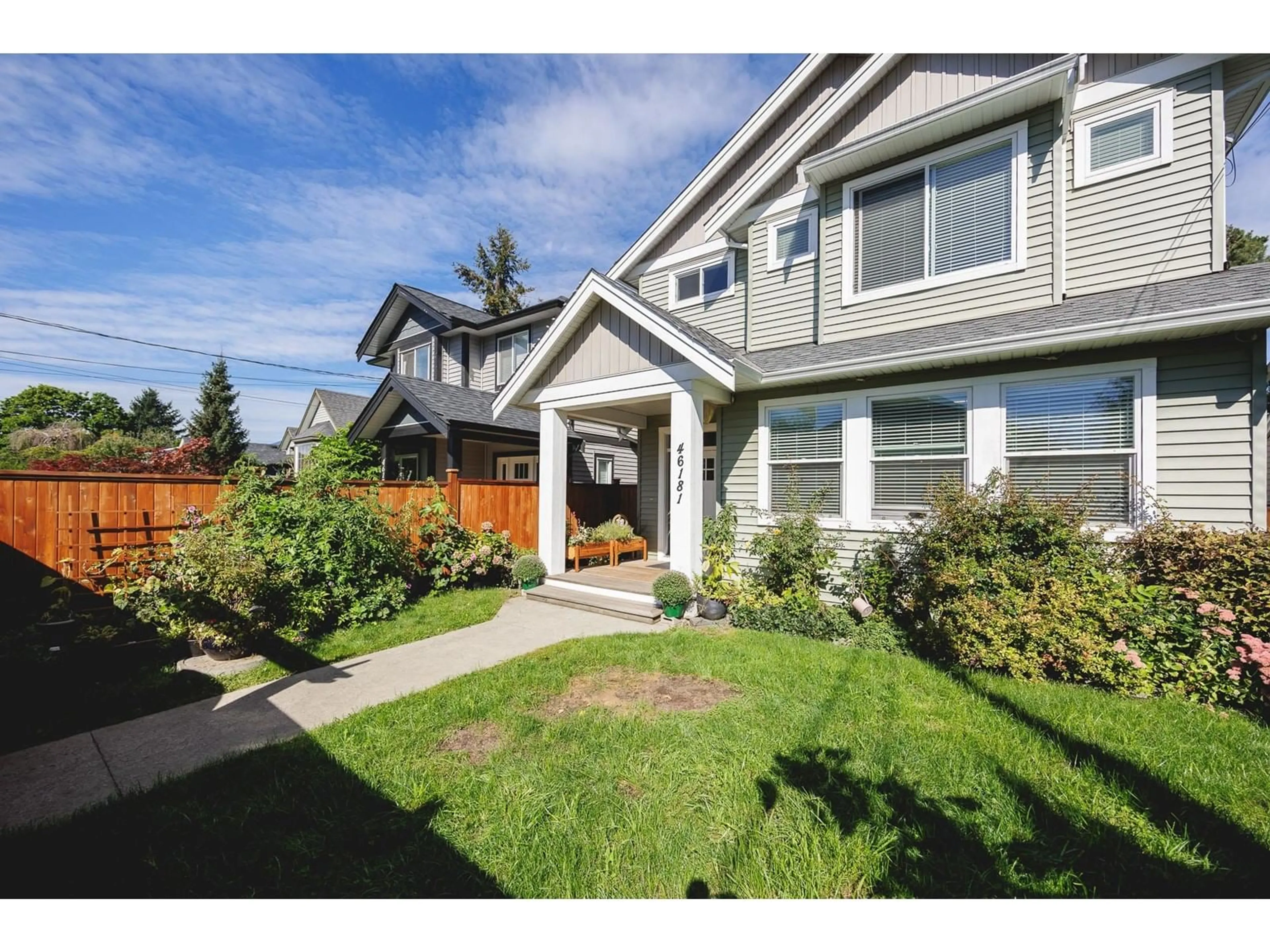 Home with vinyl exterior material, street for 46181 SECOND AVENUE, Chilliwack British Columbia V2P1S8