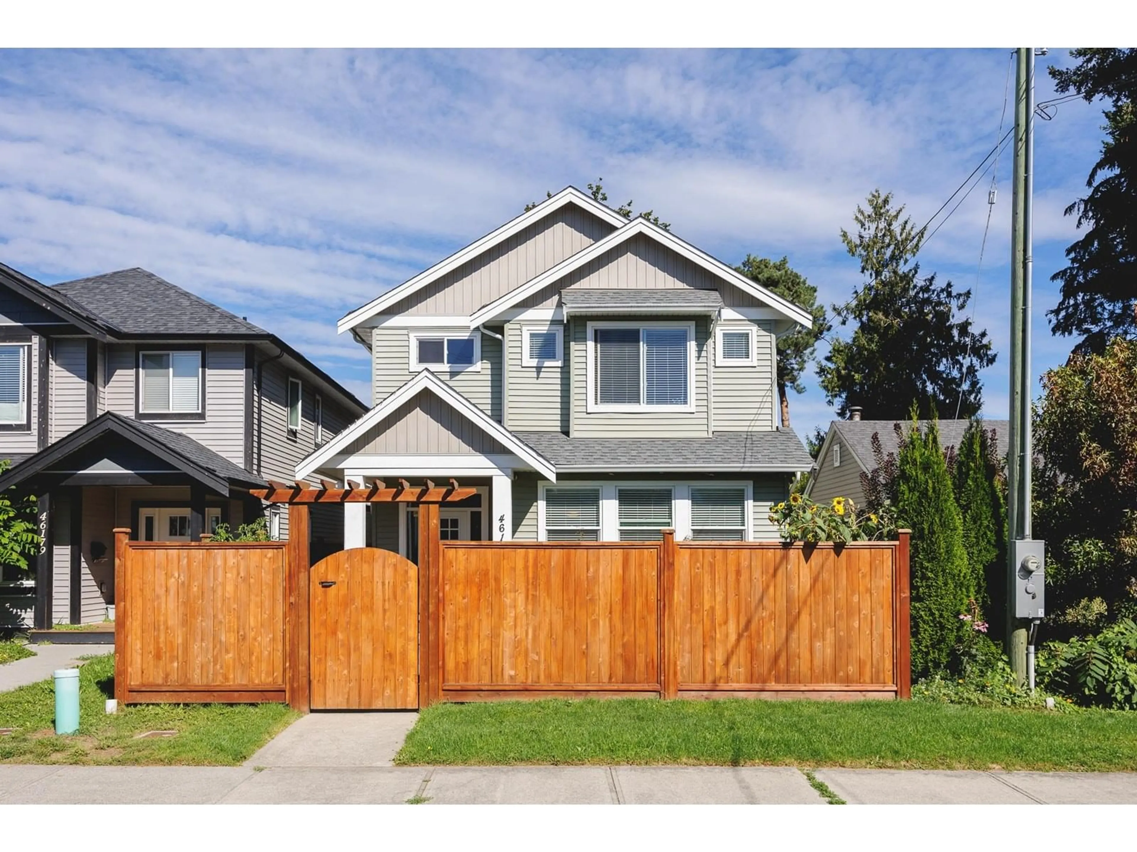 Home with vinyl exterior material, street for 46181 SECOND AVENUE, Chilliwack British Columbia V2P1S8