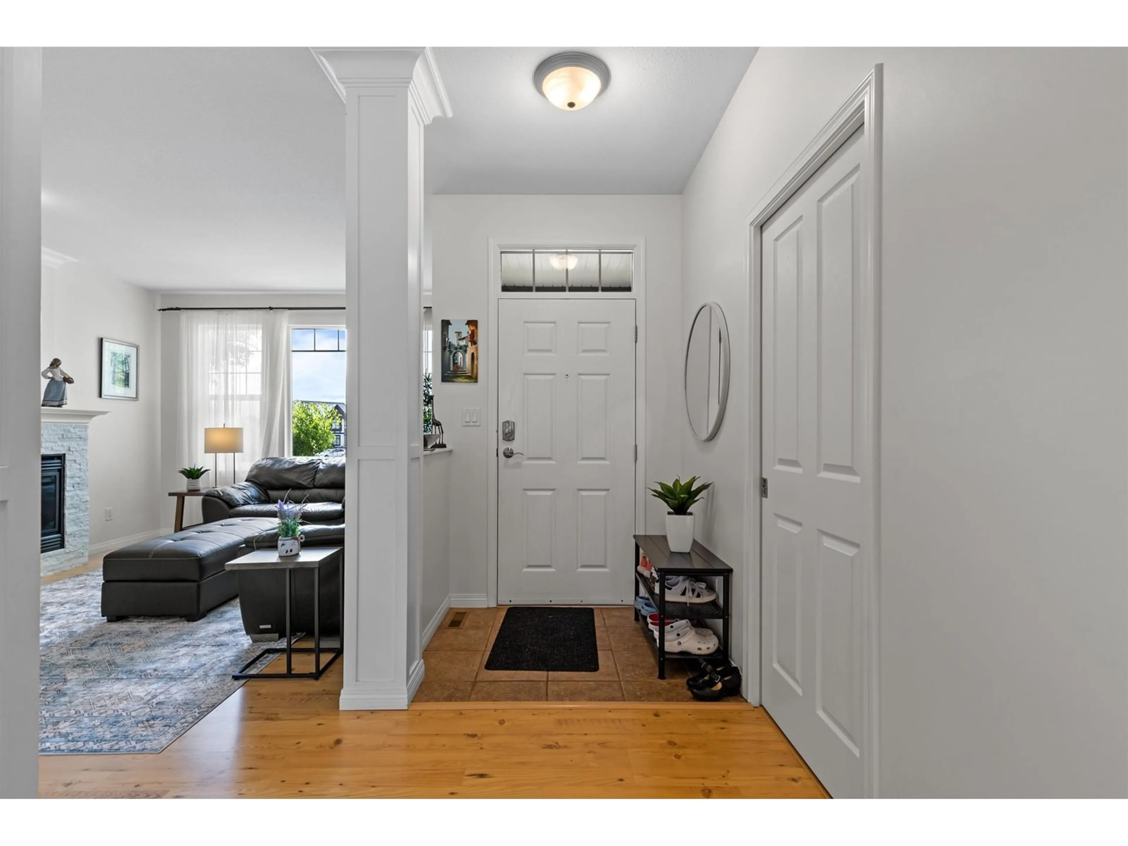Indoor entryway for 36076 SHADBOLT, Abbotsford British Columbia V3G3E6