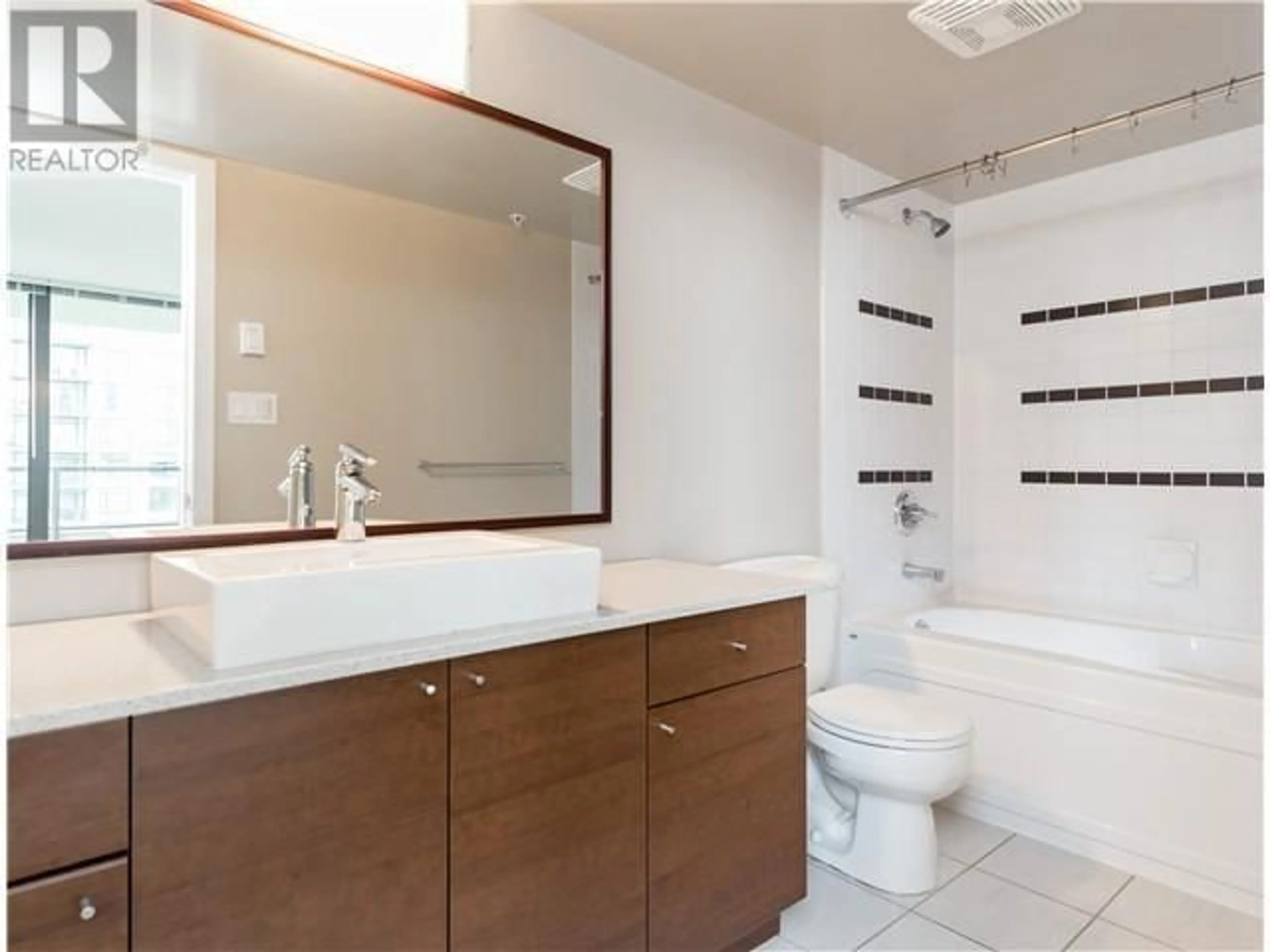 Standard bathroom, ceramic/tile floor for 1602 - 4182 DAWSON STREET, Burnaby British Columbia V5C0A2
