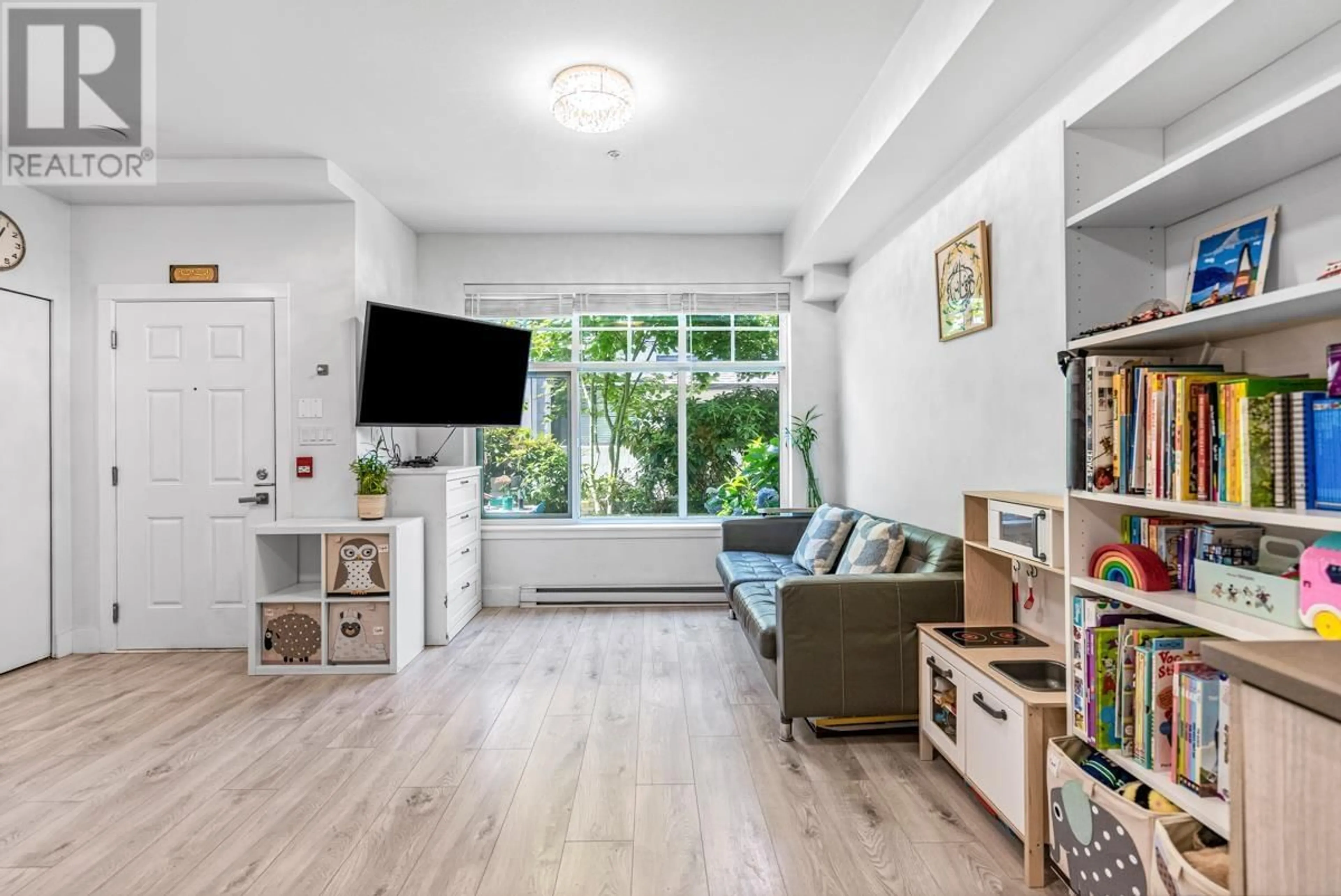 Living room with furniture, unknown for 3 - 5188 SAVILE ROW, Burnaby British Columbia V5E0C3