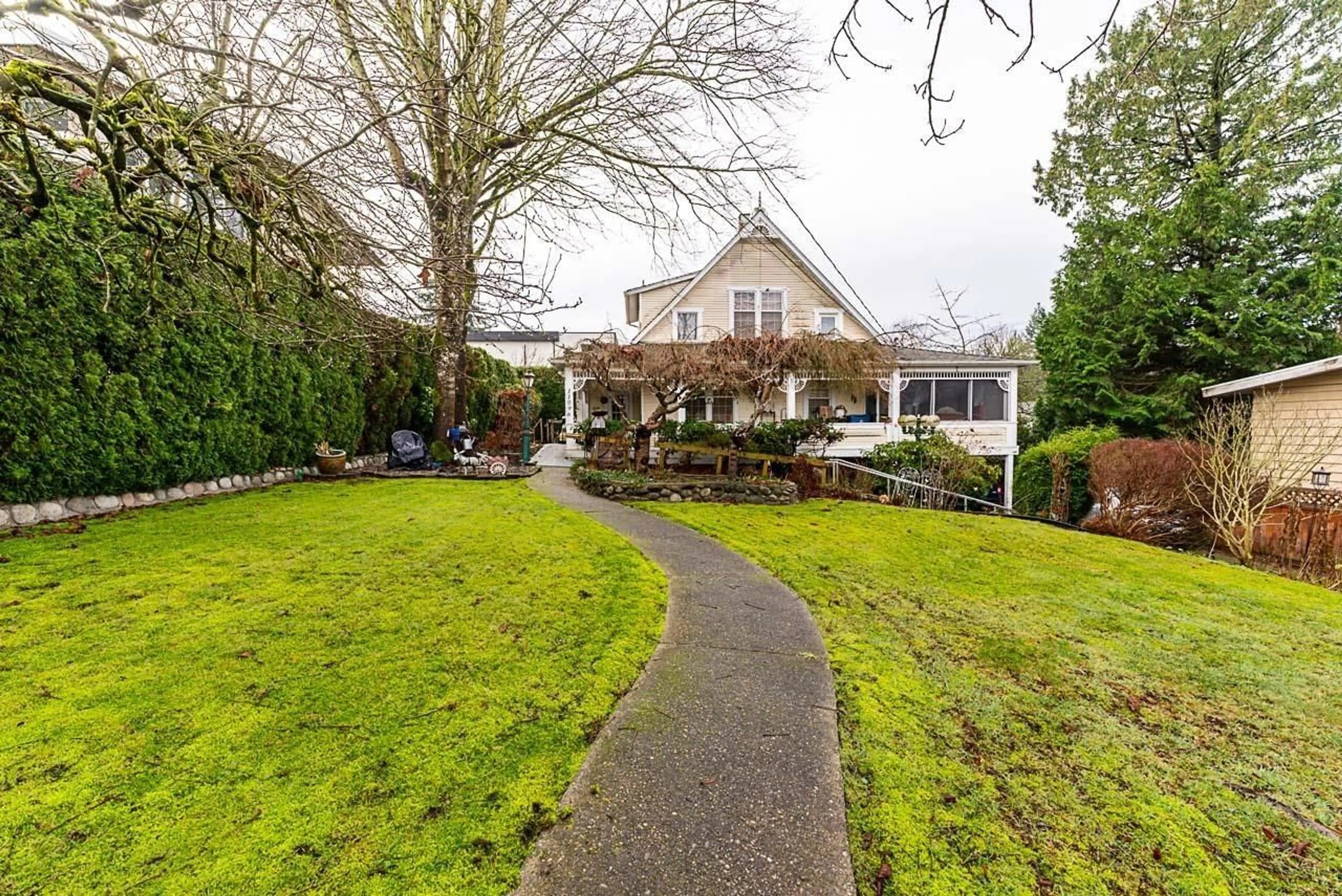 A pic from outside/outdoor area/front of a property/back of a property/a pic from drone, street for 11096 92A, Delta British Columbia V4C3L8