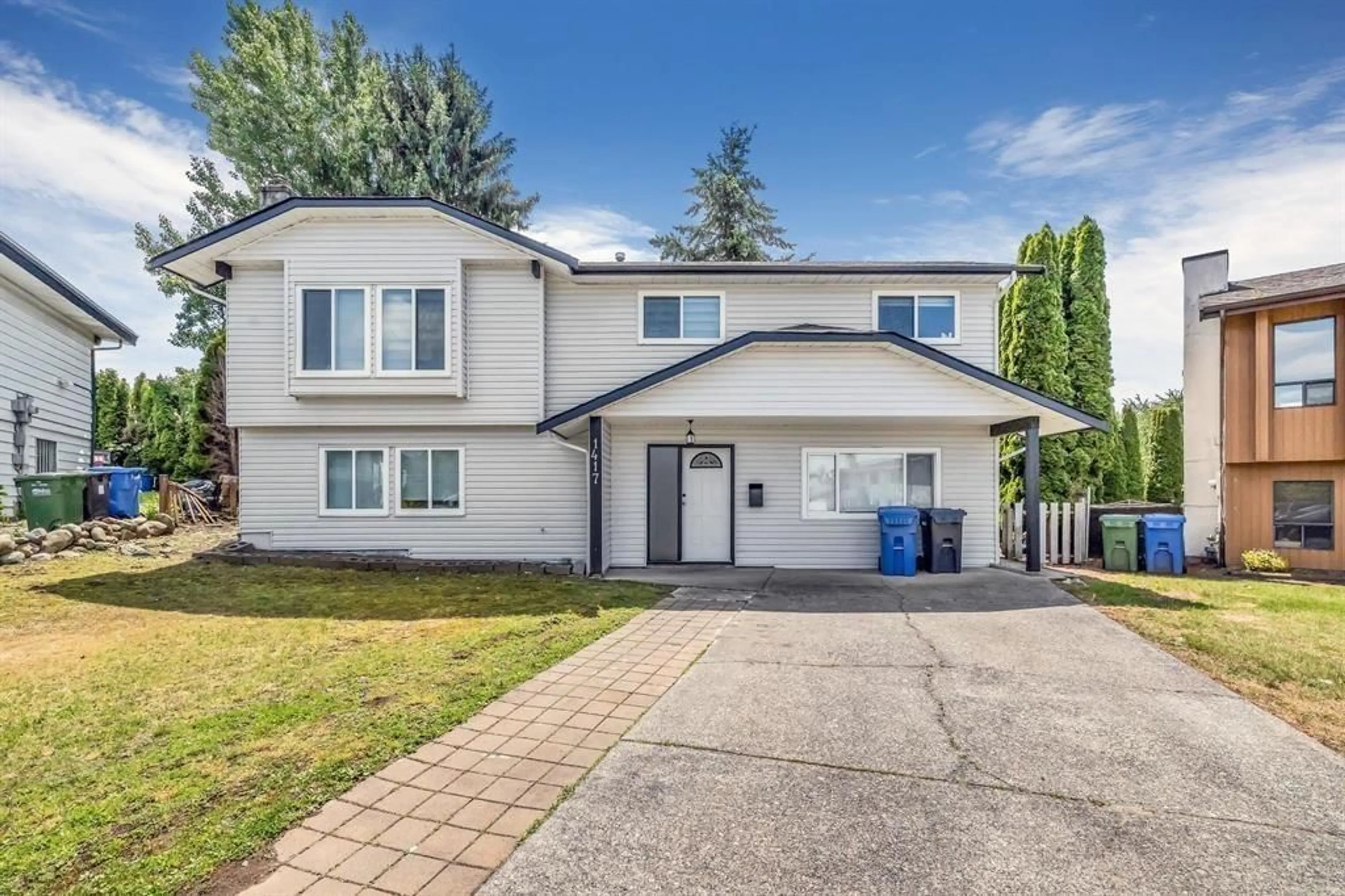 Home with vinyl exterior material, street for 1417 KIPLING, Abbotsford British Columbia V2S6J9