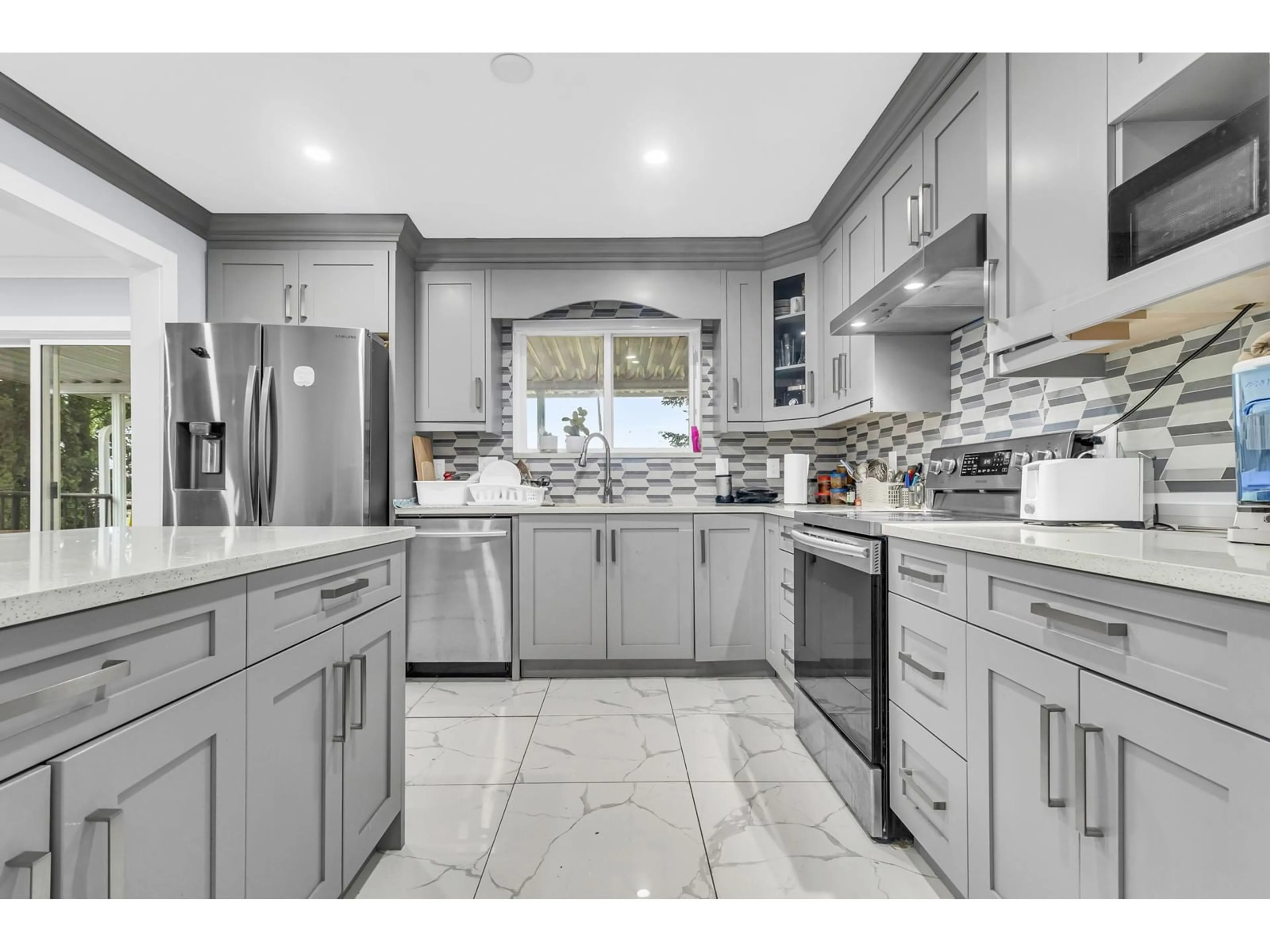 Contemporary kitchen, ceramic/tile floor for 1417 KIPLING, Abbotsford British Columbia V2S6J9