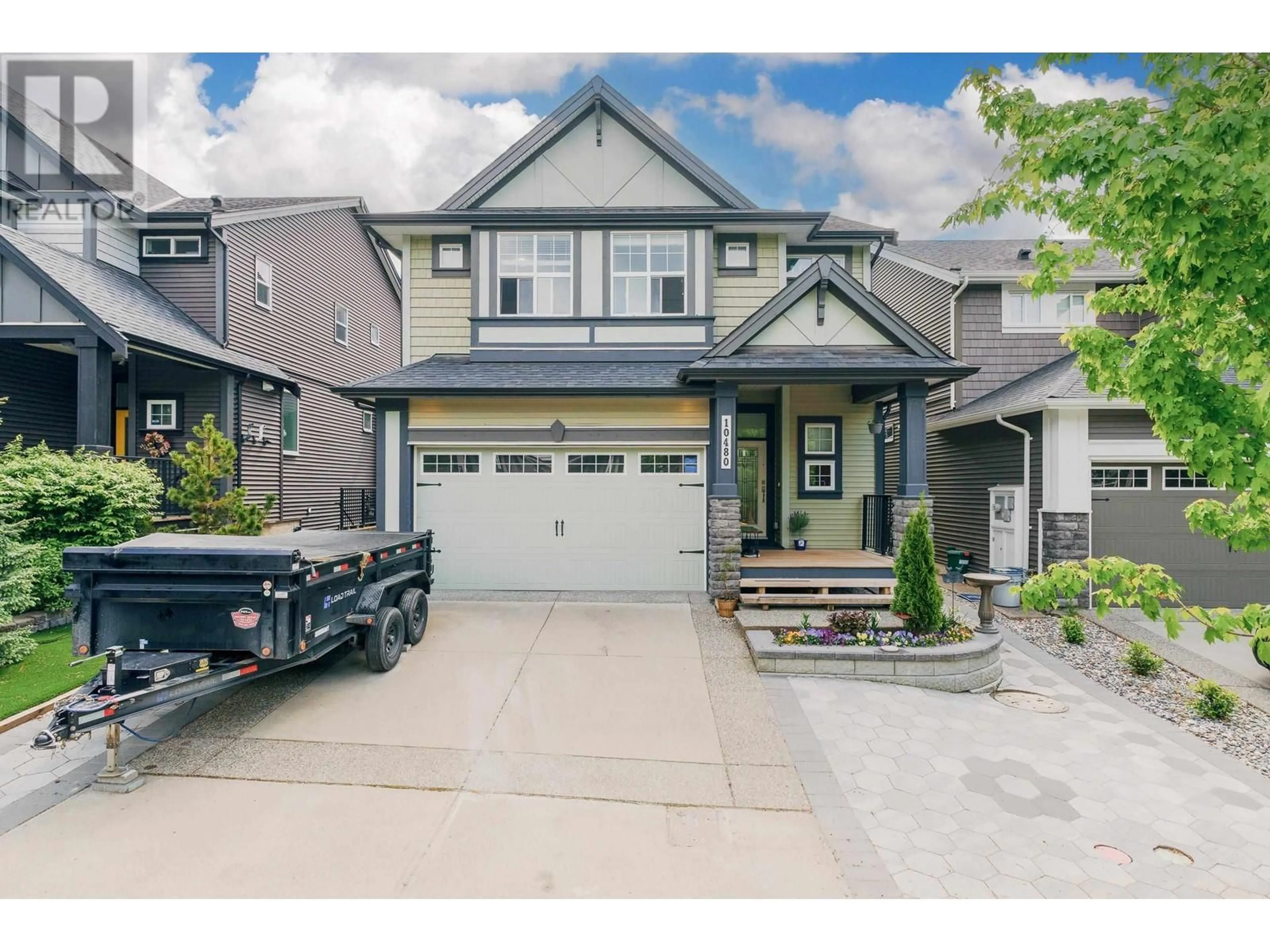 Home with vinyl exterior material, street for 10480 ROBERTSON STREET, Maple Ridge British Columbia V2W0H8
