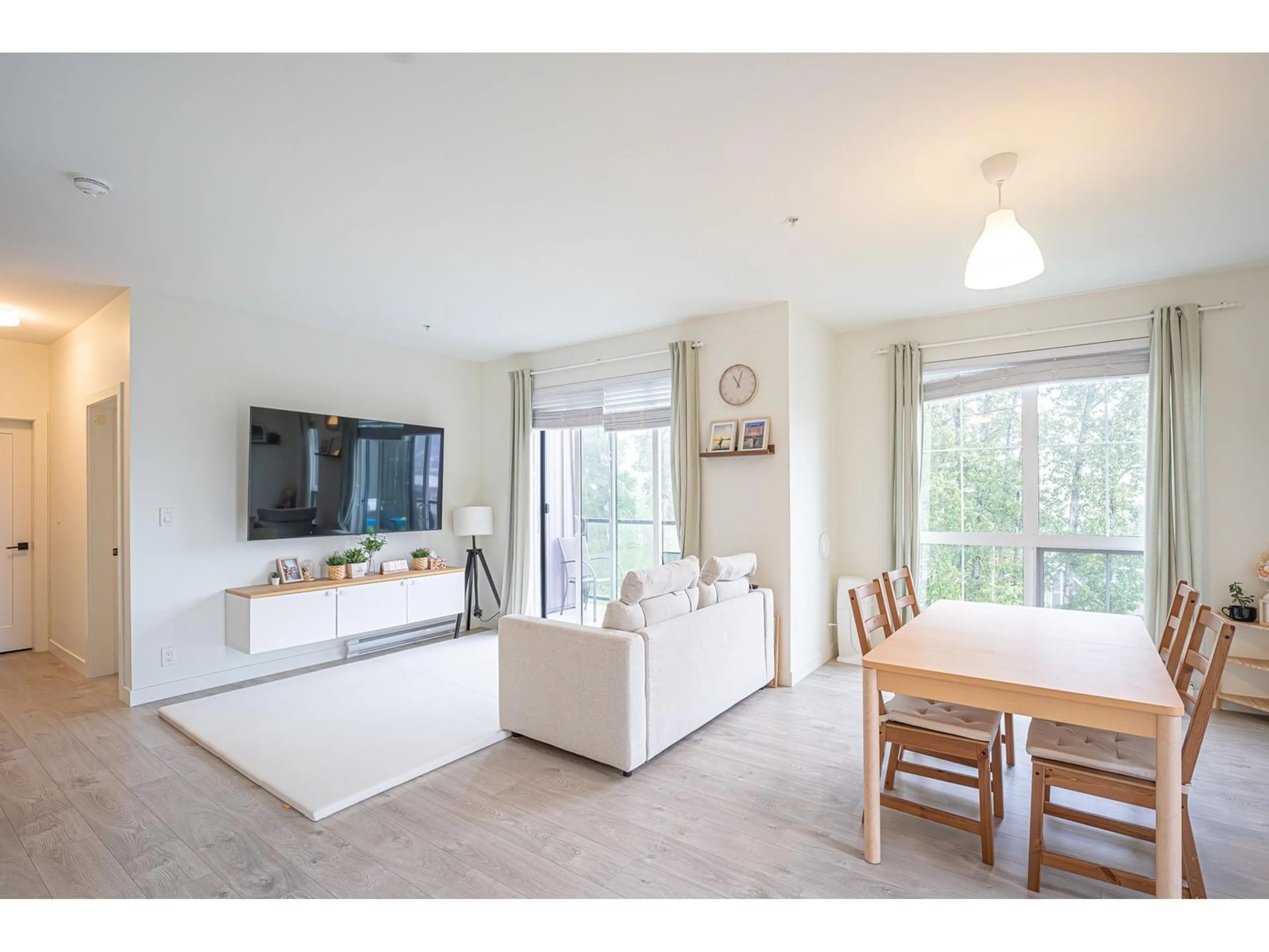 Living room with furniture, wood/laminate floor for 603 - 8327 201, Langley British Columbia V2Y3P4