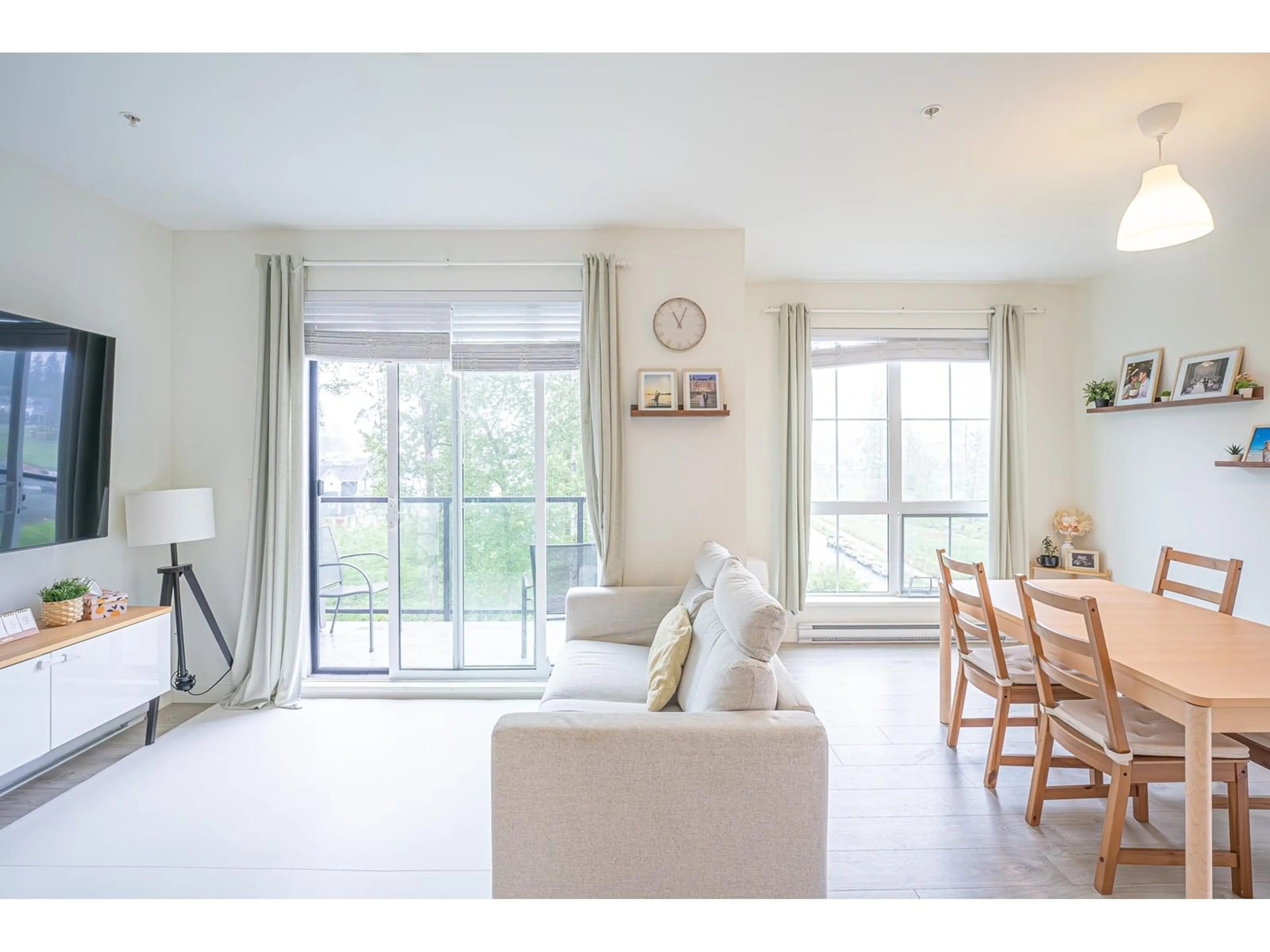 Living room with furniture, wood/laminate floor for 603 - 8327 201, Langley British Columbia V2Y3P4
