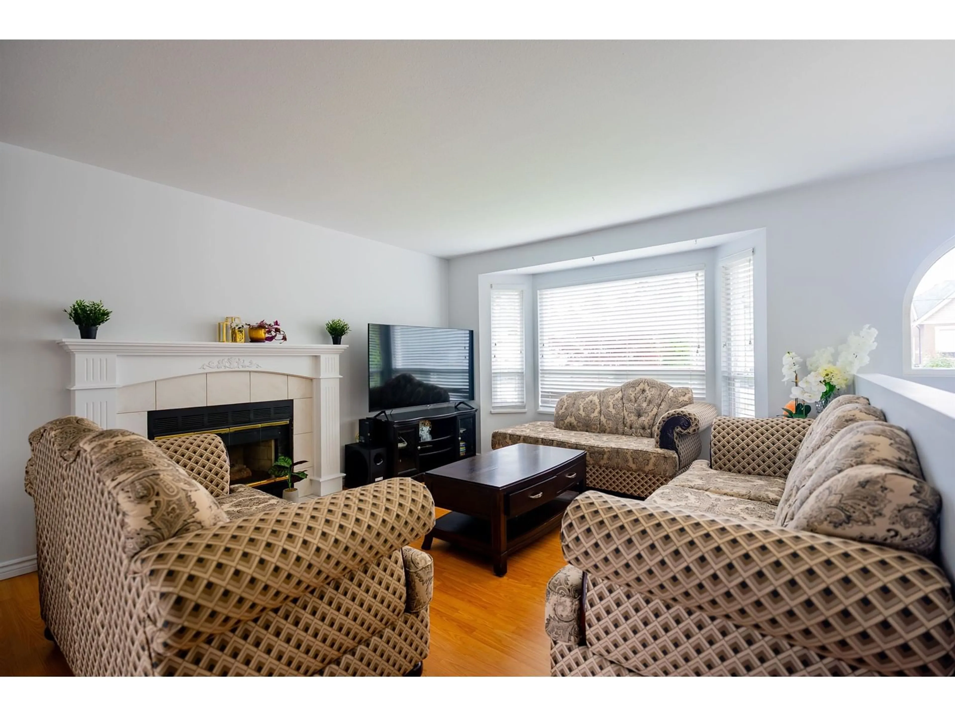 Living room with furniture, wood/laminate floor for 9462 159A, Surrey British Columbia V4N2L9