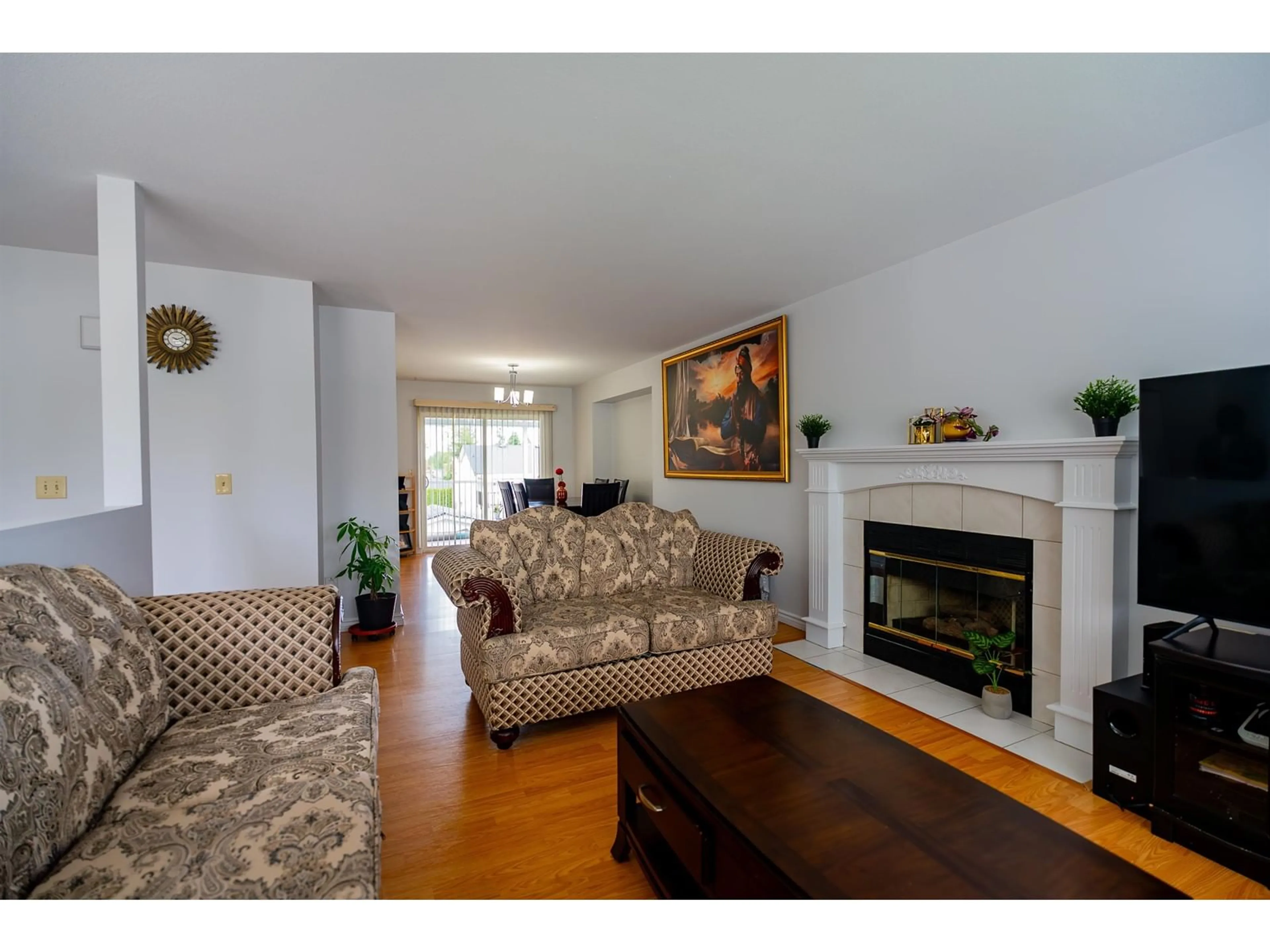 Living room with furniture, wood/laminate floor for 9462 159A, Surrey British Columbia V4N2L9