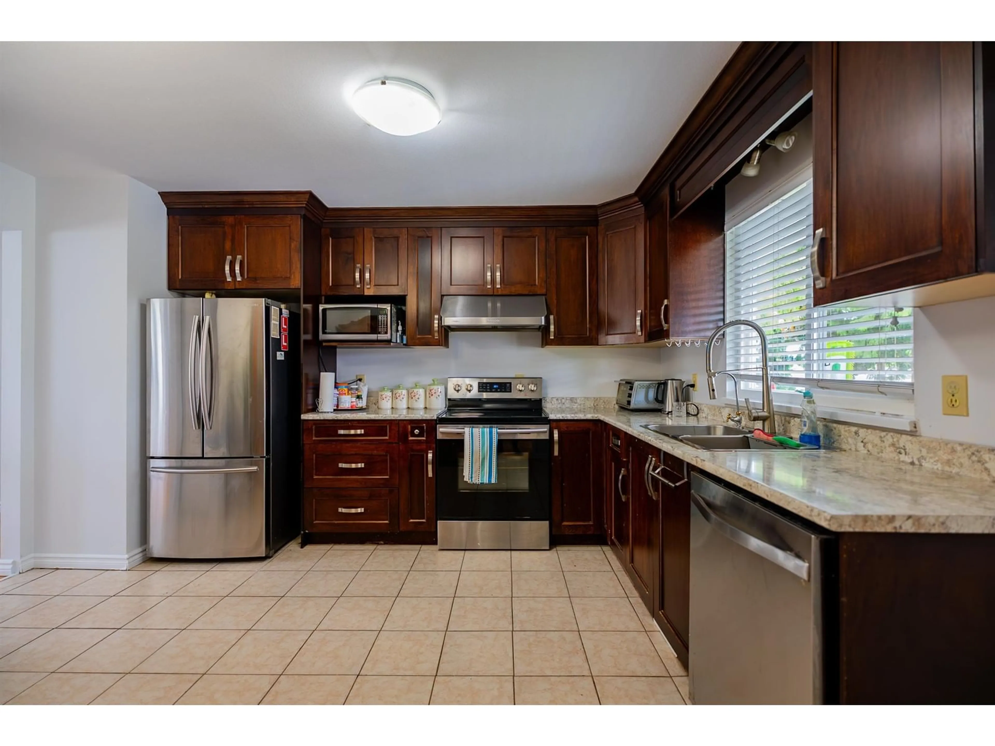 Standard kitchen, ceramic/tile floor for 9462 159A, Surrey British Columbia V4N2L9