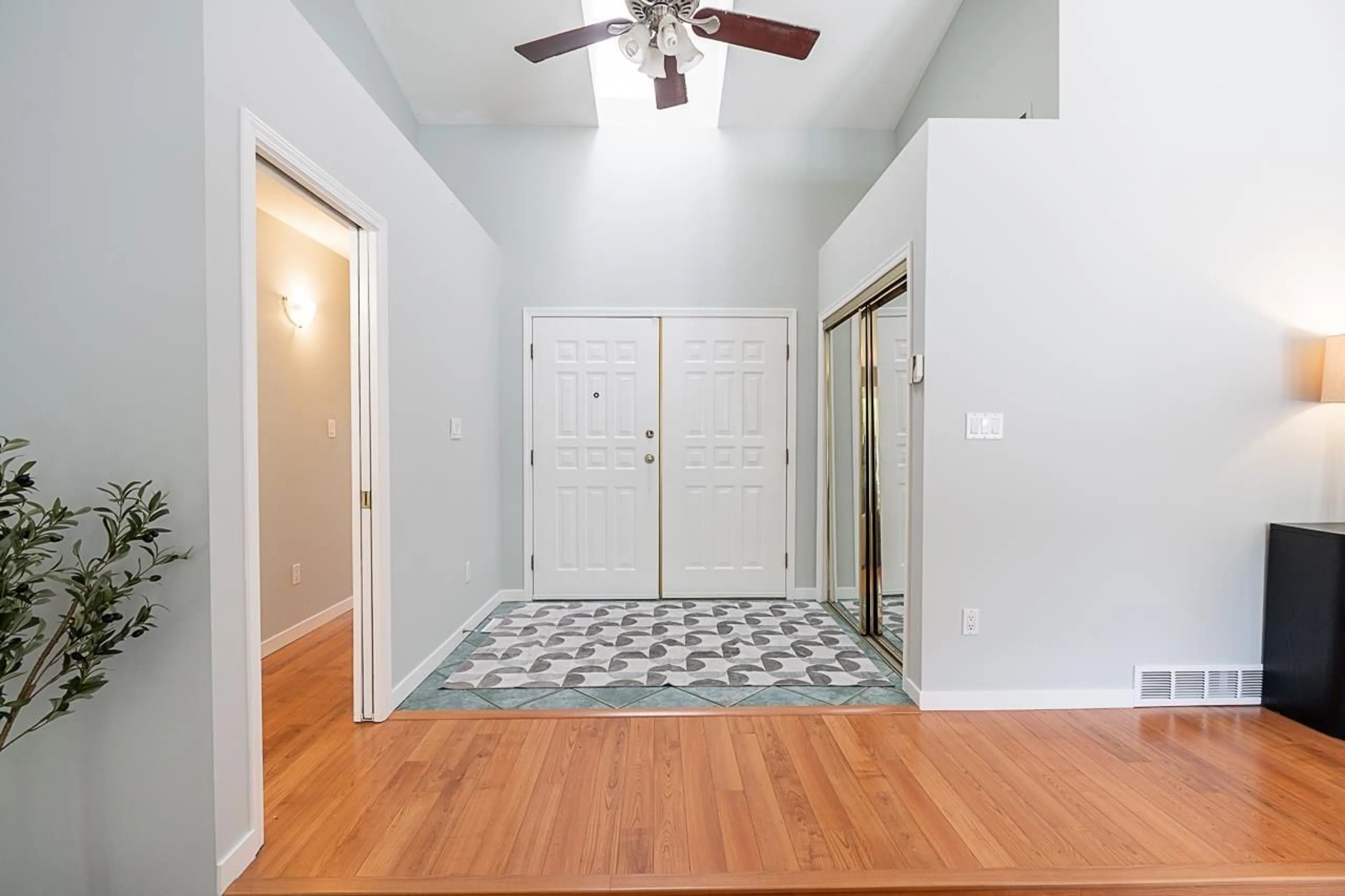 Indoor entryway for 5962 SOUTHPARK, Surrey British Columbia V3X2B8